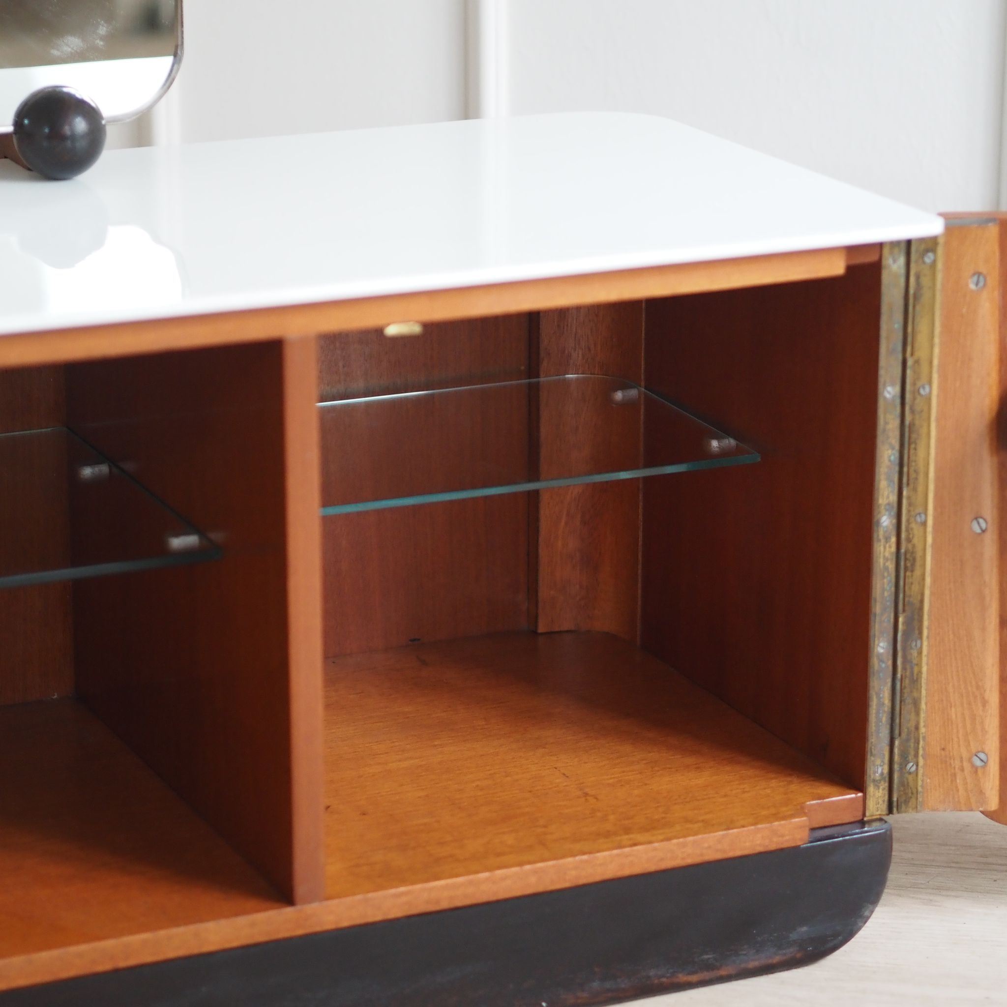 Mid-Century Modern Frisierkommode mit Spiegel