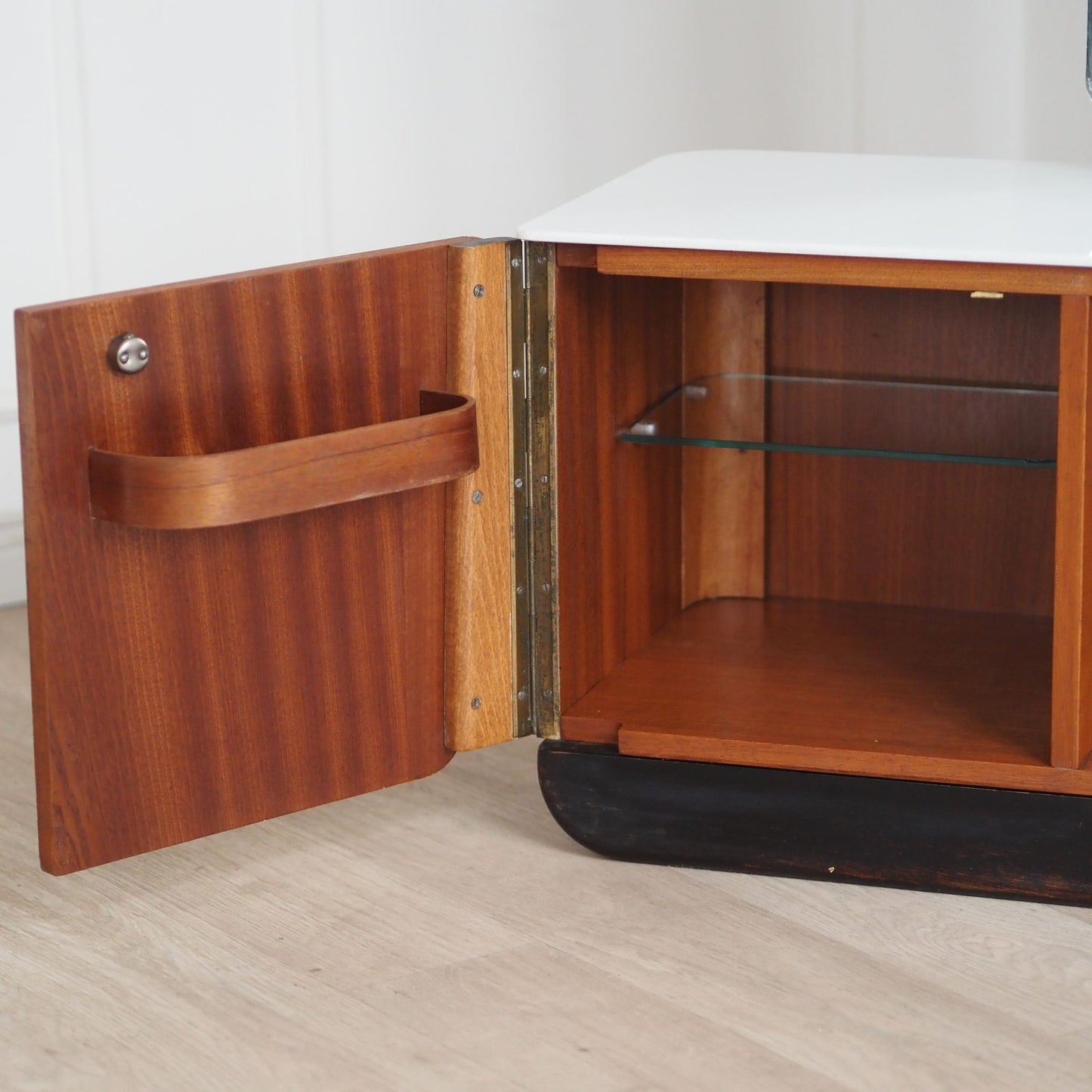 Mid-Century Modern Frisierkommode mit Spiegel