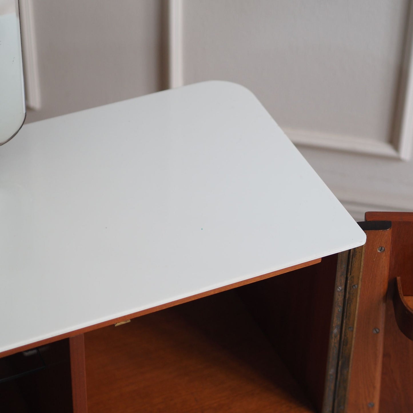 Mid-Century Modern Frisierkommode mit Spiegel