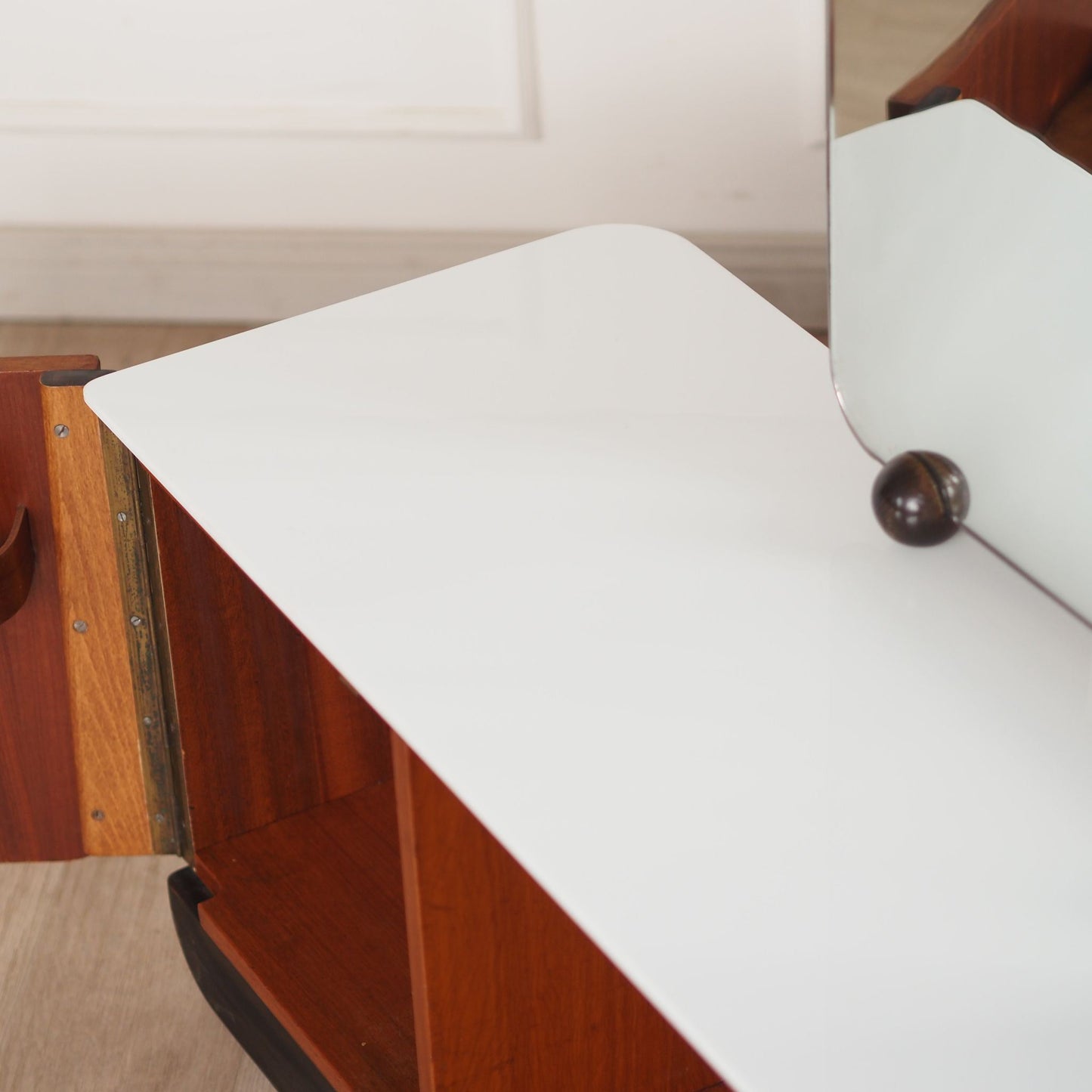 Mid-Century Modern Frisierkommode mit Spiegel