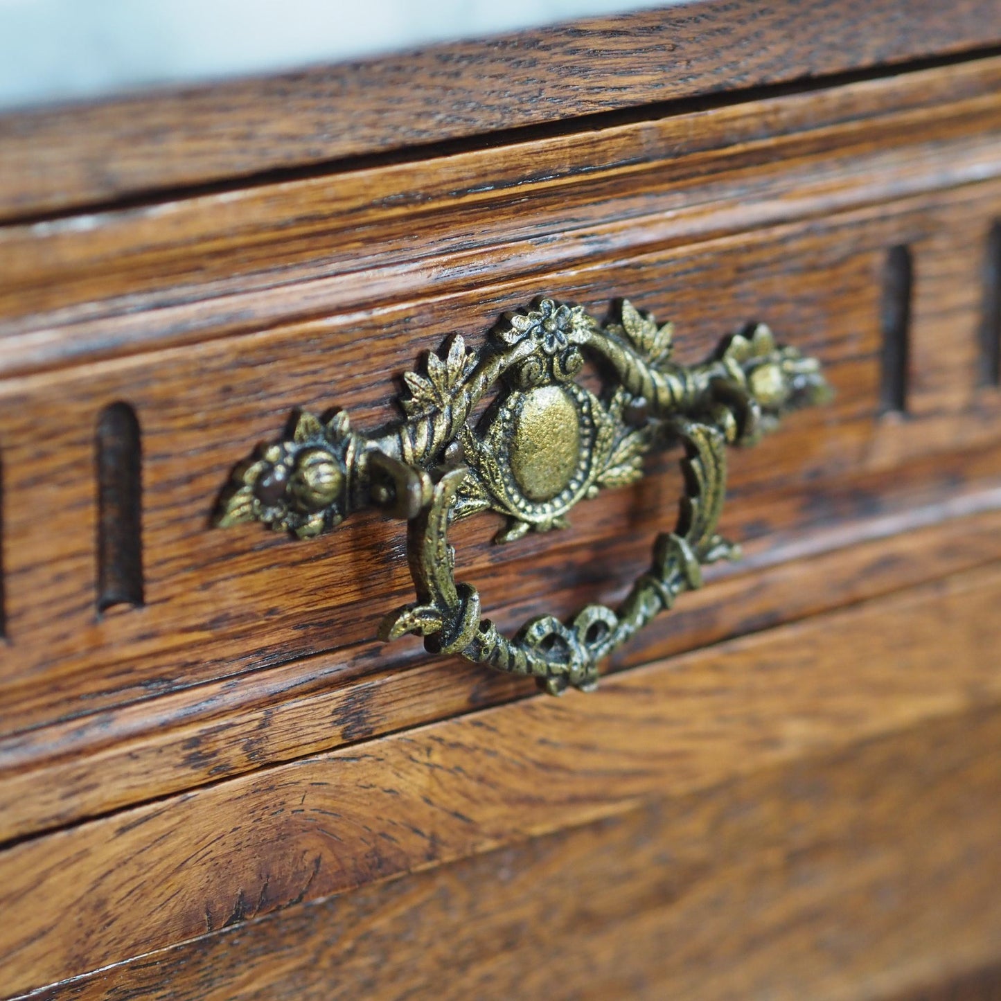 Antike Spiegelkommode mit weißer Marmorplatte im Louis-XVI-Stil