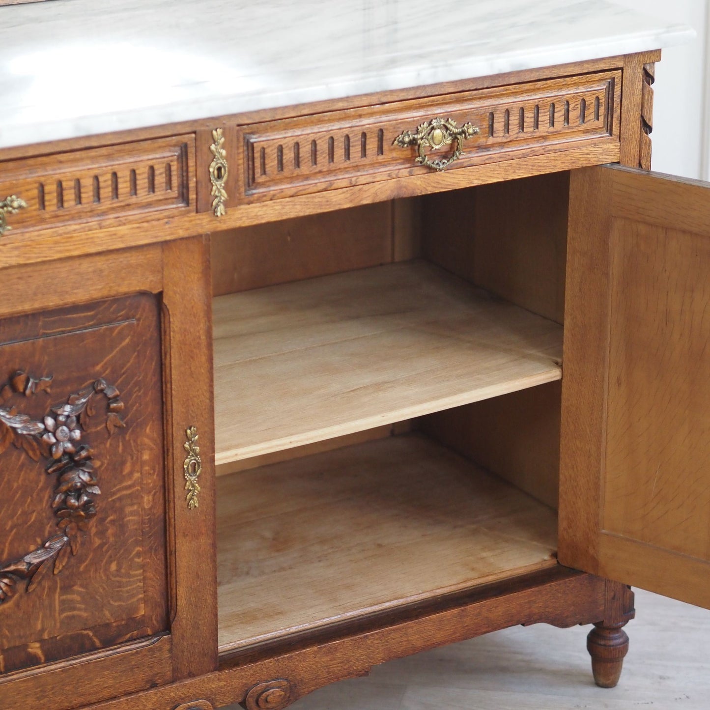 Antike Spiegelkommode mit weißer Marmorplatte im Louis-XVI-Stil
