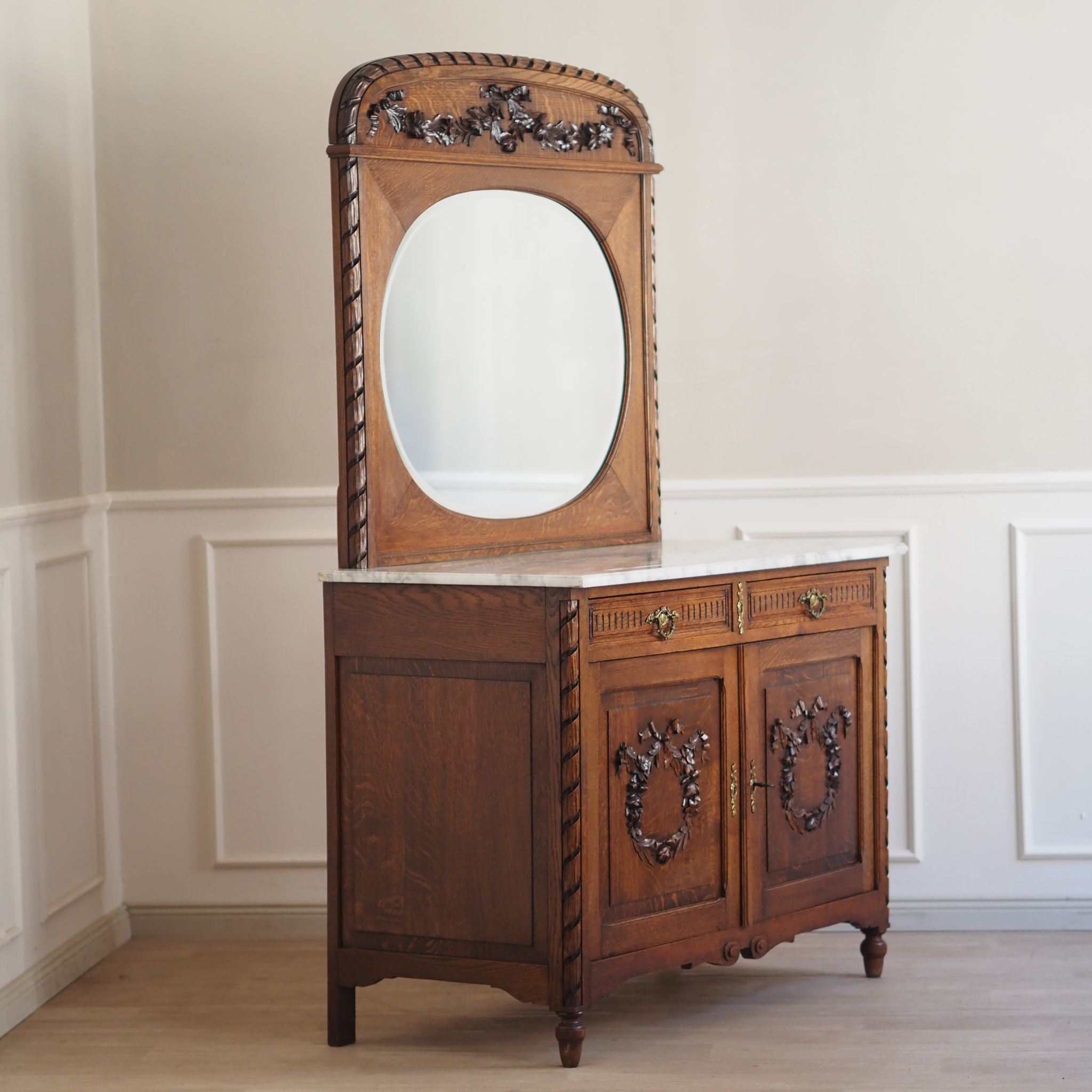 Antike Spiegelkommode mit weißer Marmorplatte im Louis-XVI-Stil