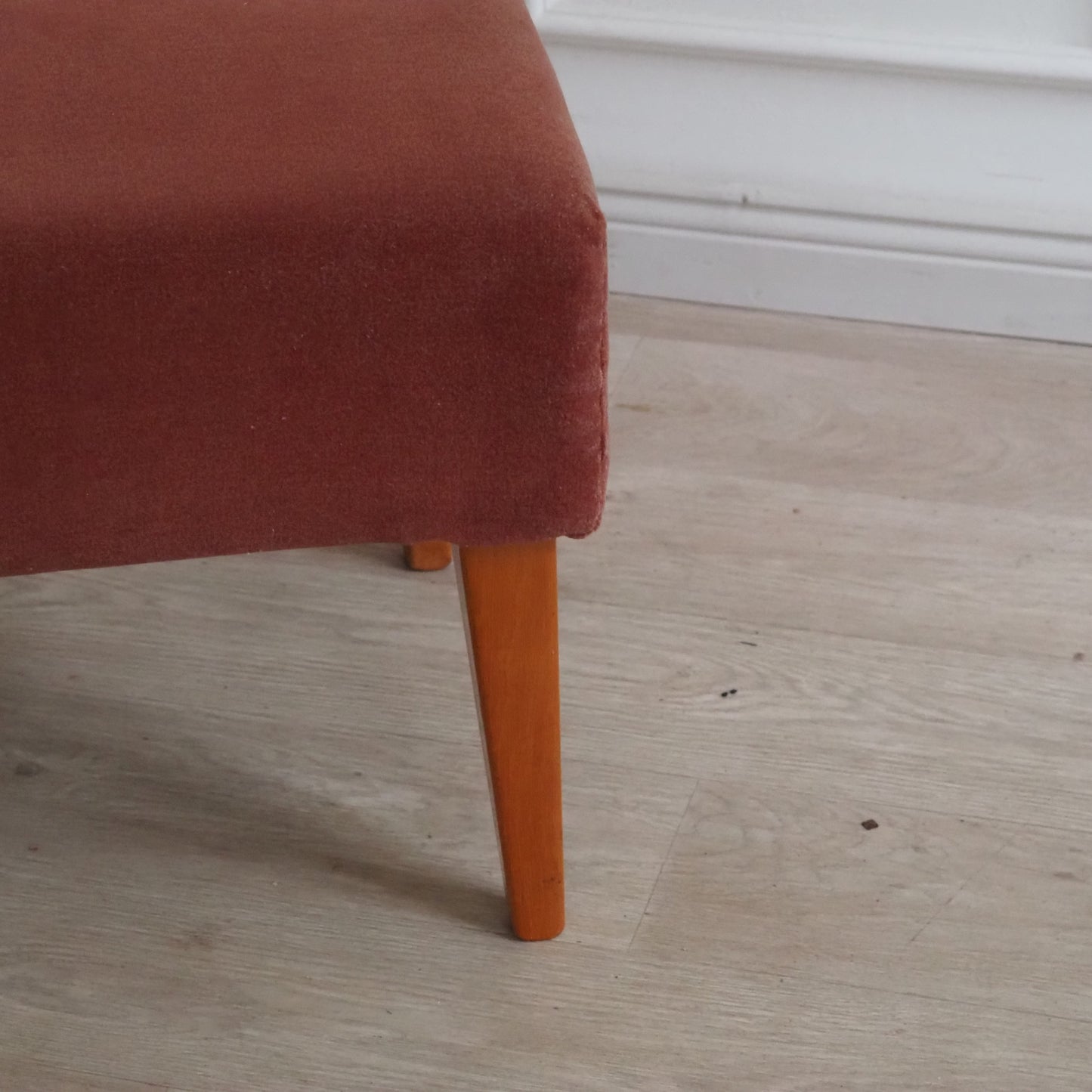 EPOCHE 1960 Vintage Hocker in Samtoptik