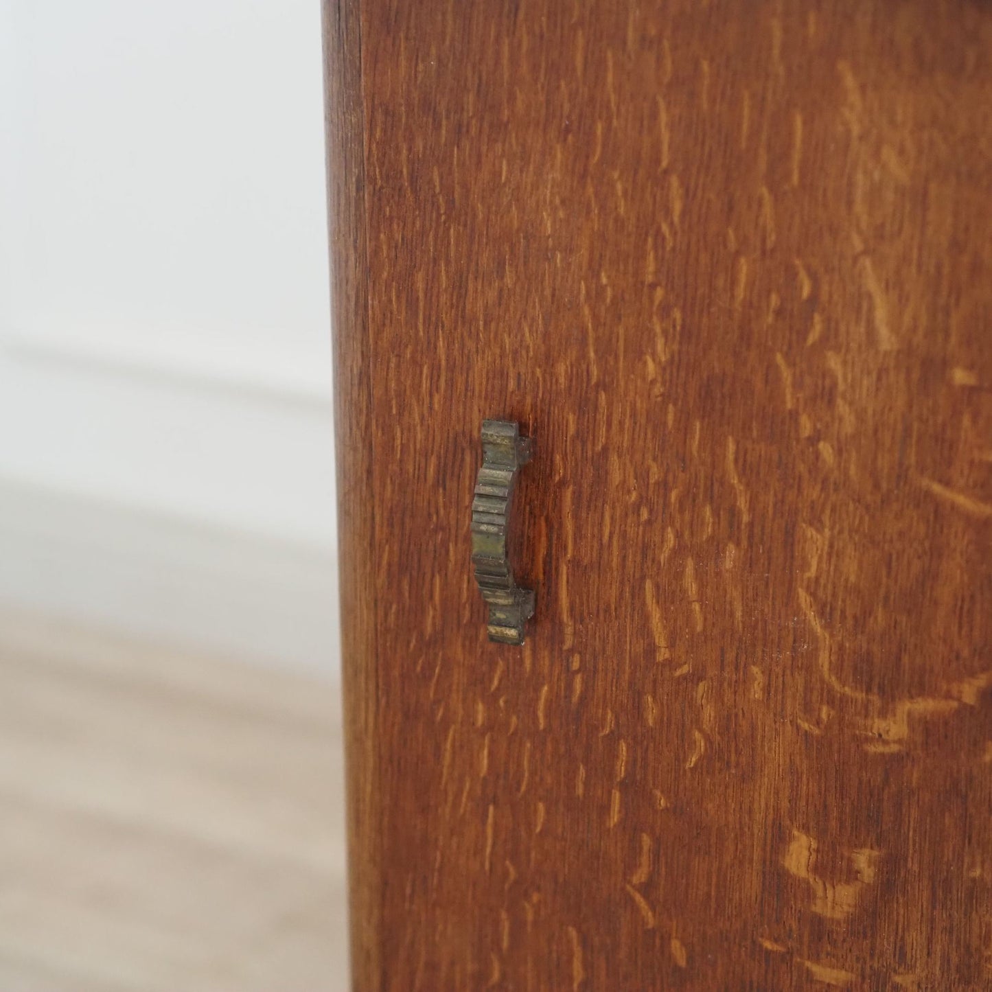 Antiker französischer Nachtschrank mit Marmorplatte um 1920