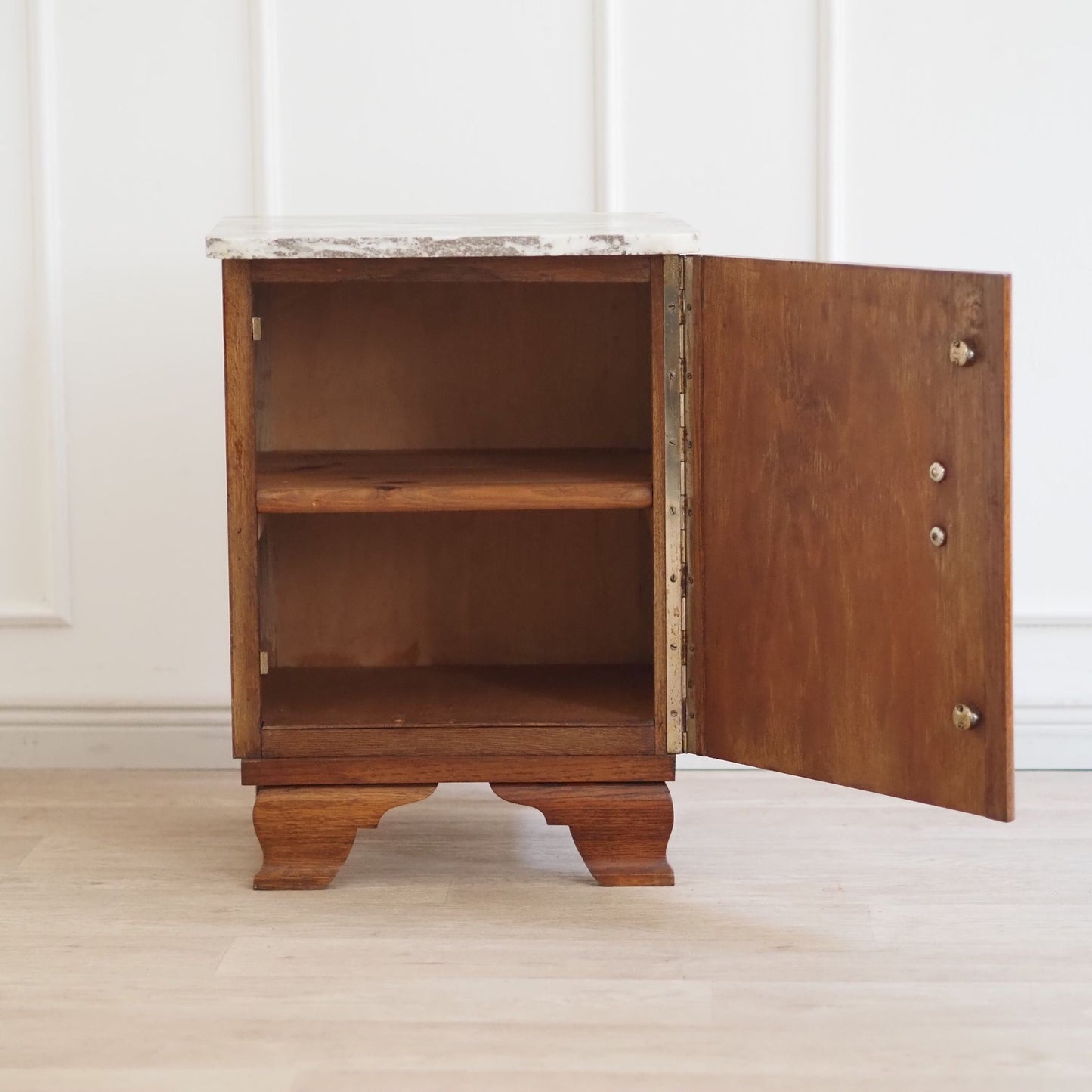 Antiker französischer Nachtschrank mit Marmorplatte um 1920