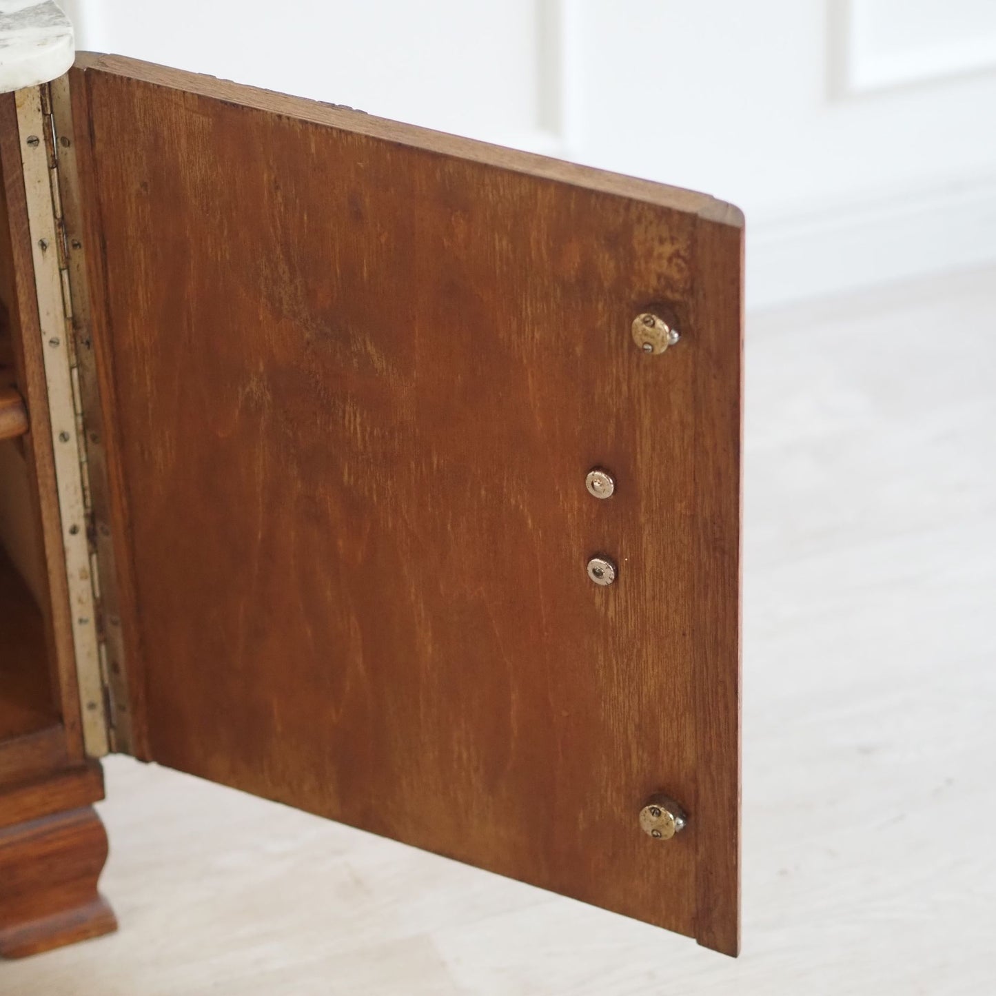 Antiker französischer Nachtschrank mit Marmorplatte um 1920