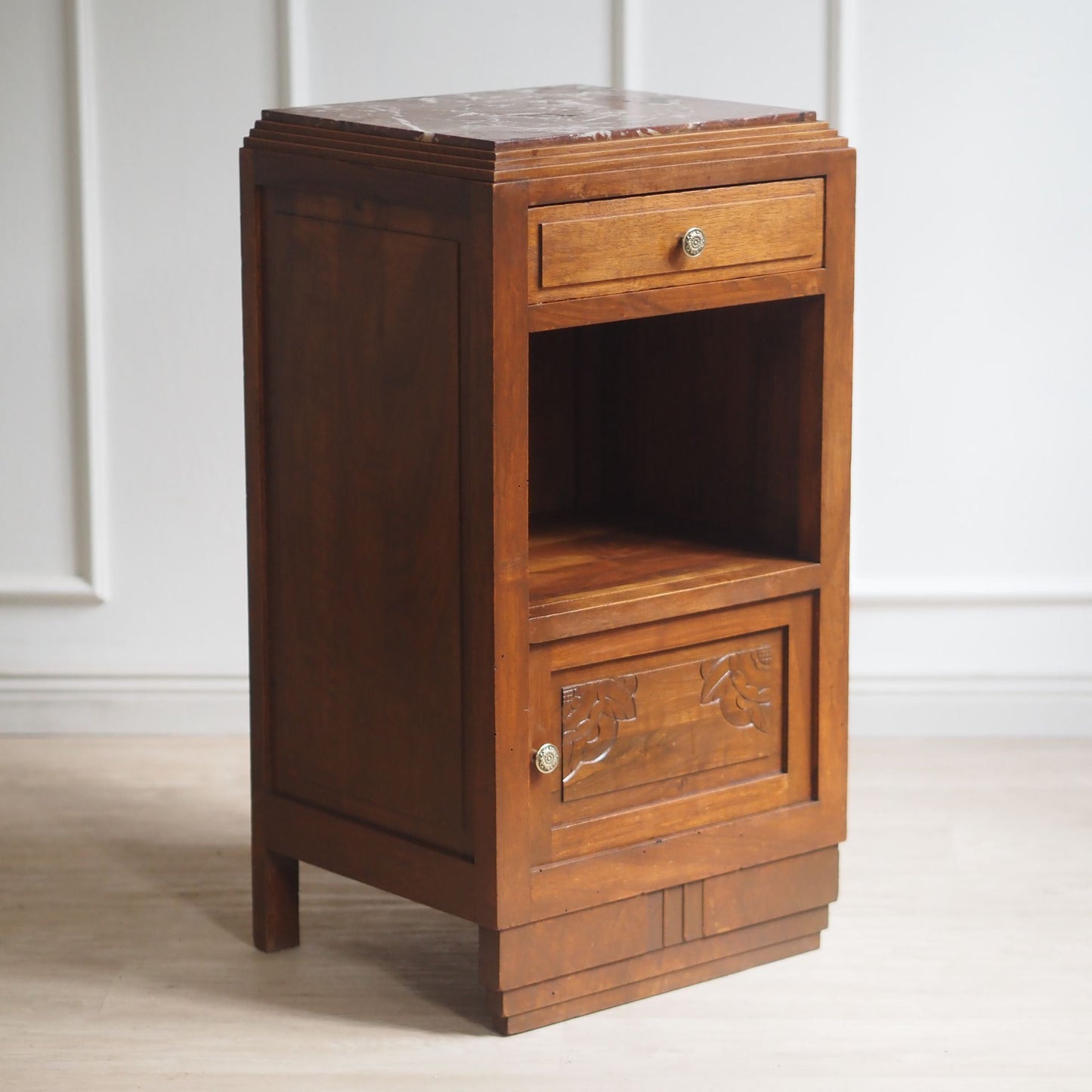 EPOCHE 1930 Art Déco Nachttisch mit roter Marmorplatte