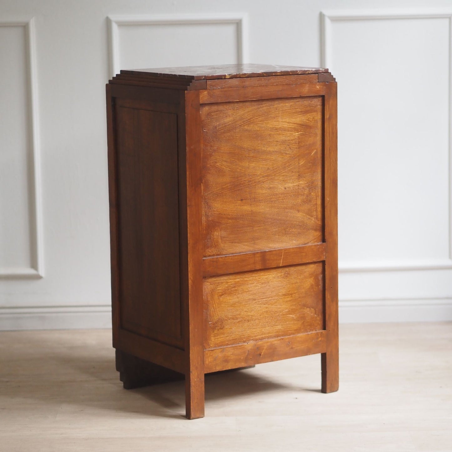 EPOCHE 1930 Art Déco Nachttisch mit roter Marmorplatte