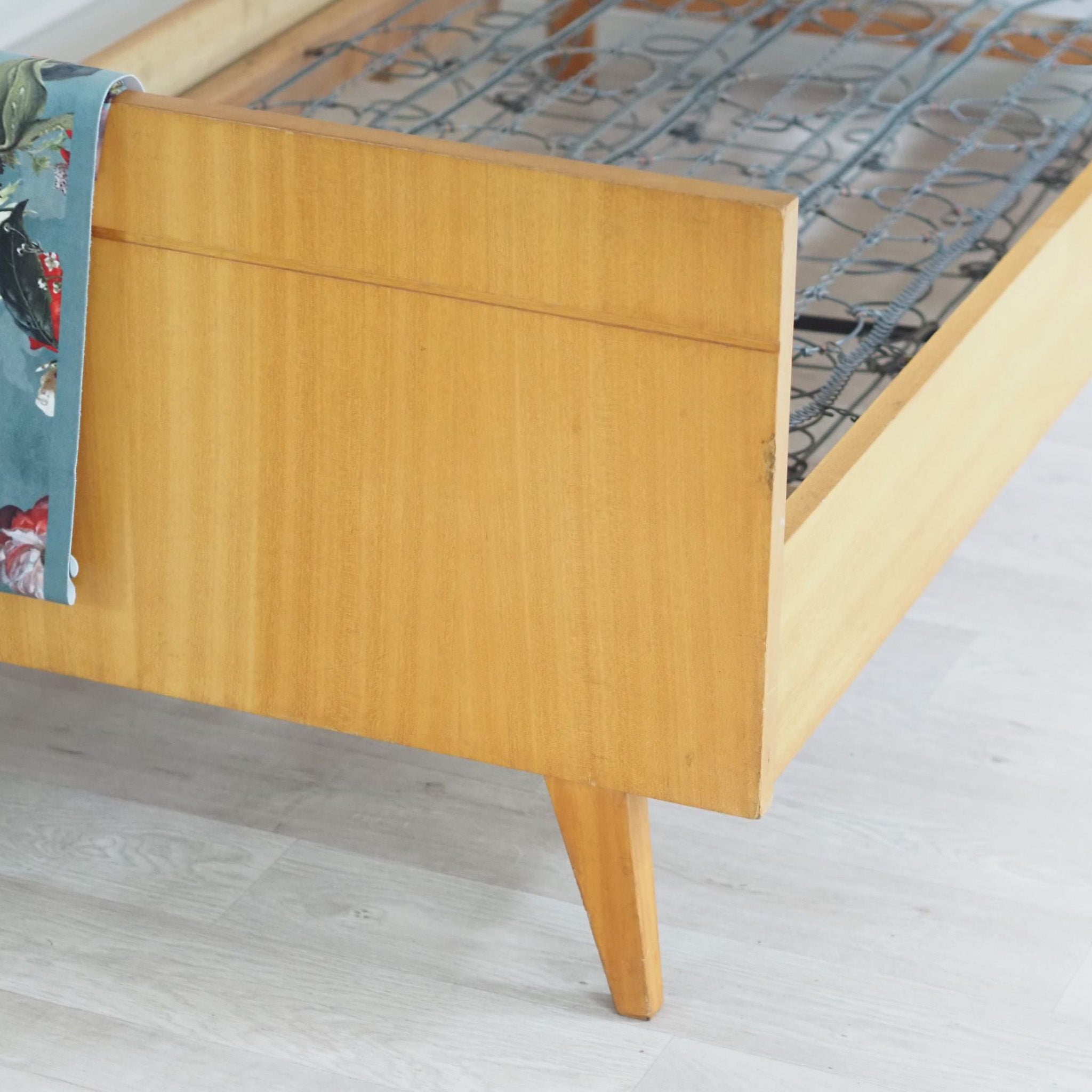 Stilvolles Mid-Century Holz Bett mit Federkern-Lattenrost, um 1950