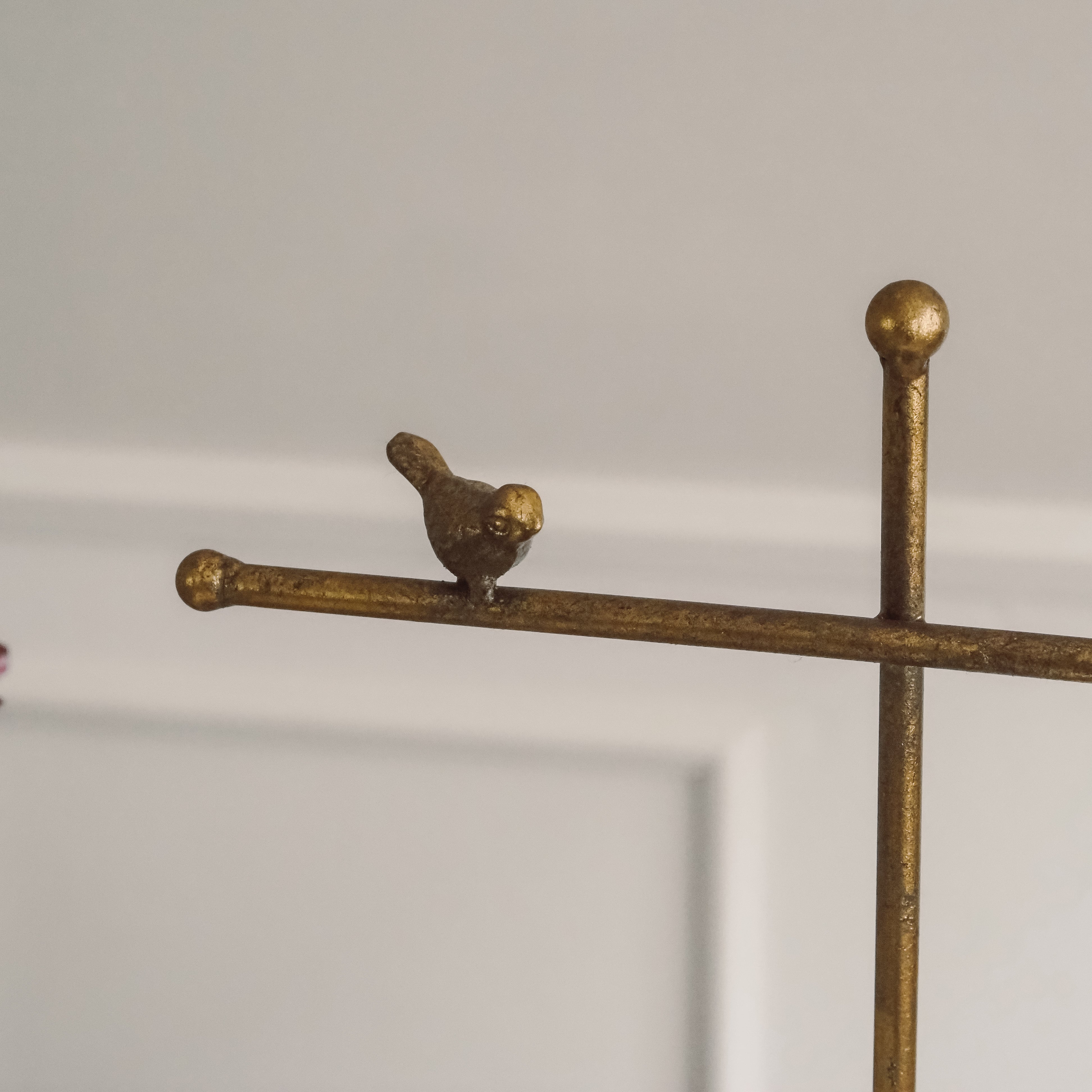 Schmuckständer mit Vogel · Metallobjekt in historisierender Form