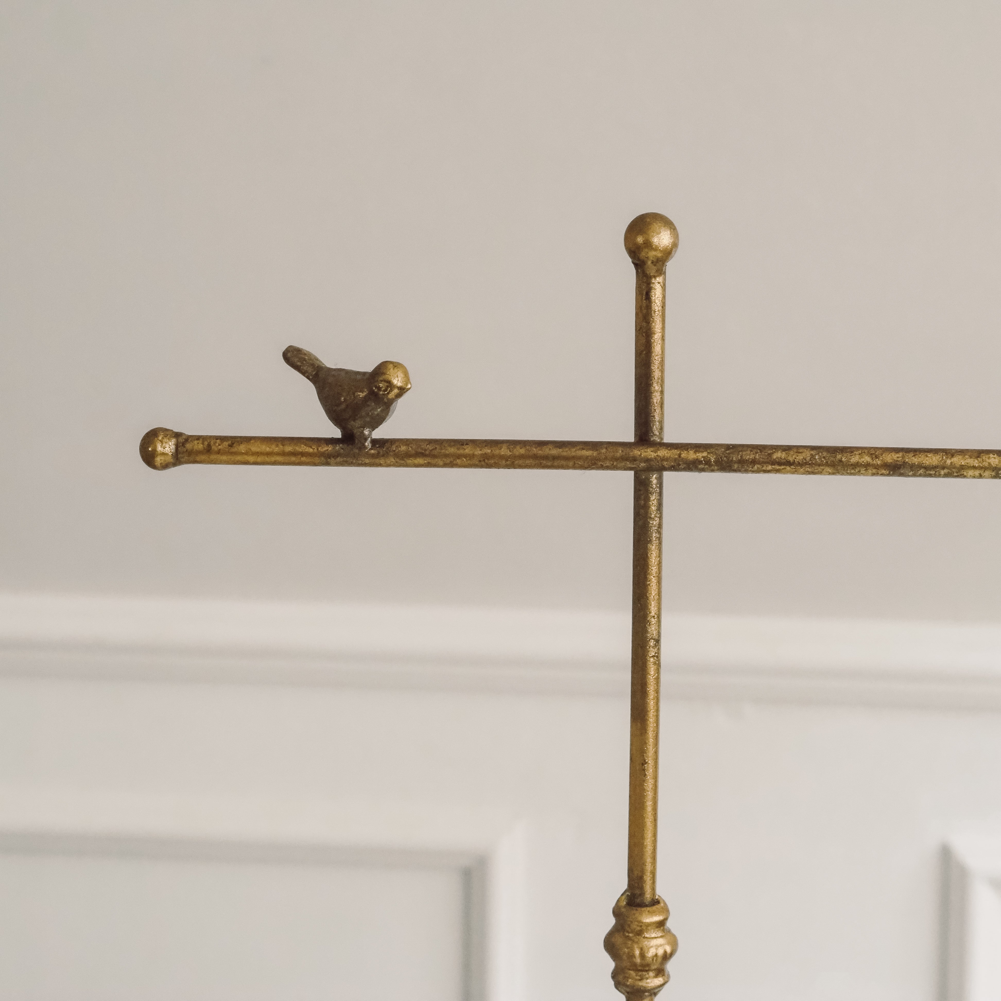 Schmuckständer mit Vogel · Metallobjekt in historisierender Form