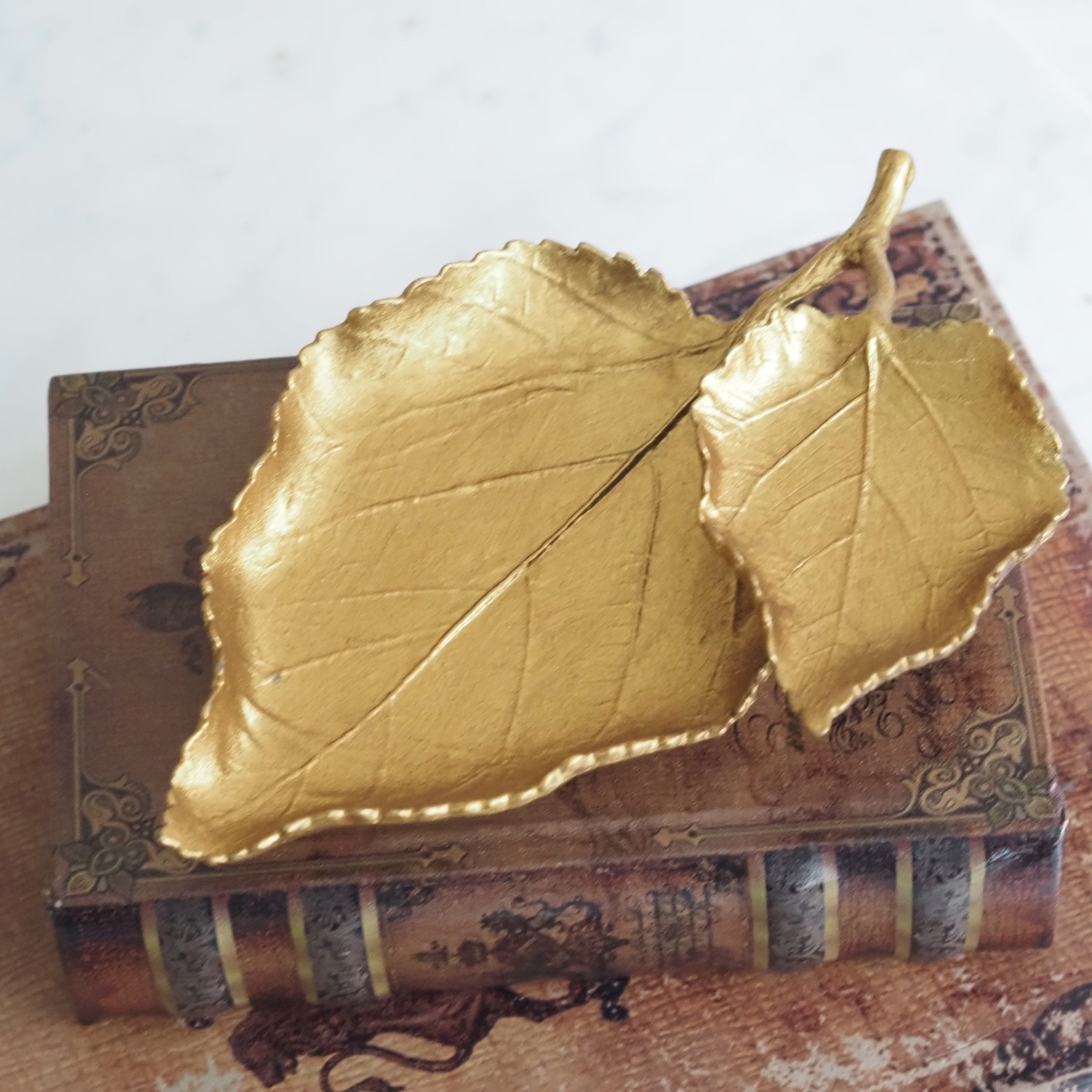 Schale in Blattform · dekoratives Ablageobjekt goldfarben