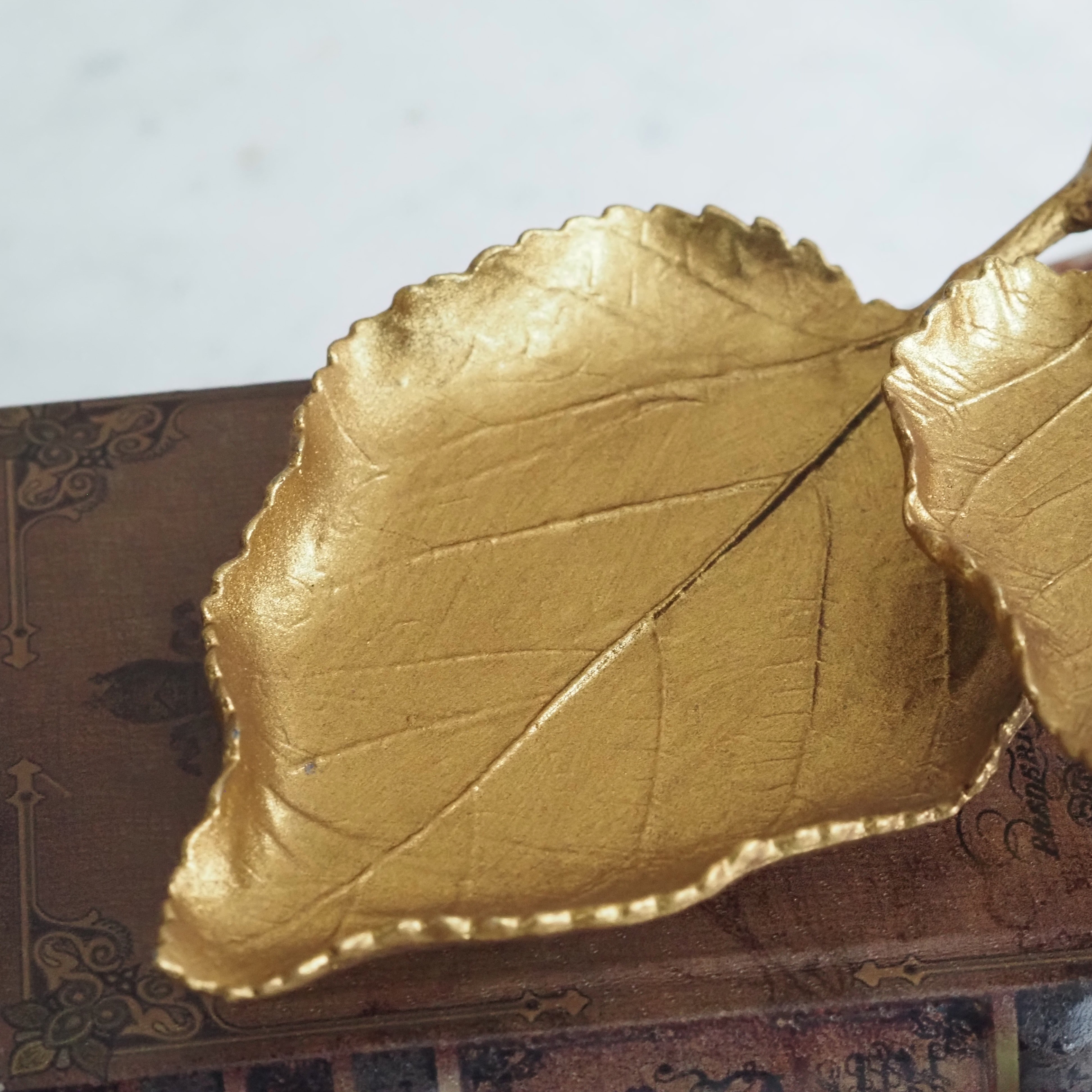 Schale in Blattform · dekoratives Ablageobjekt goldfarben