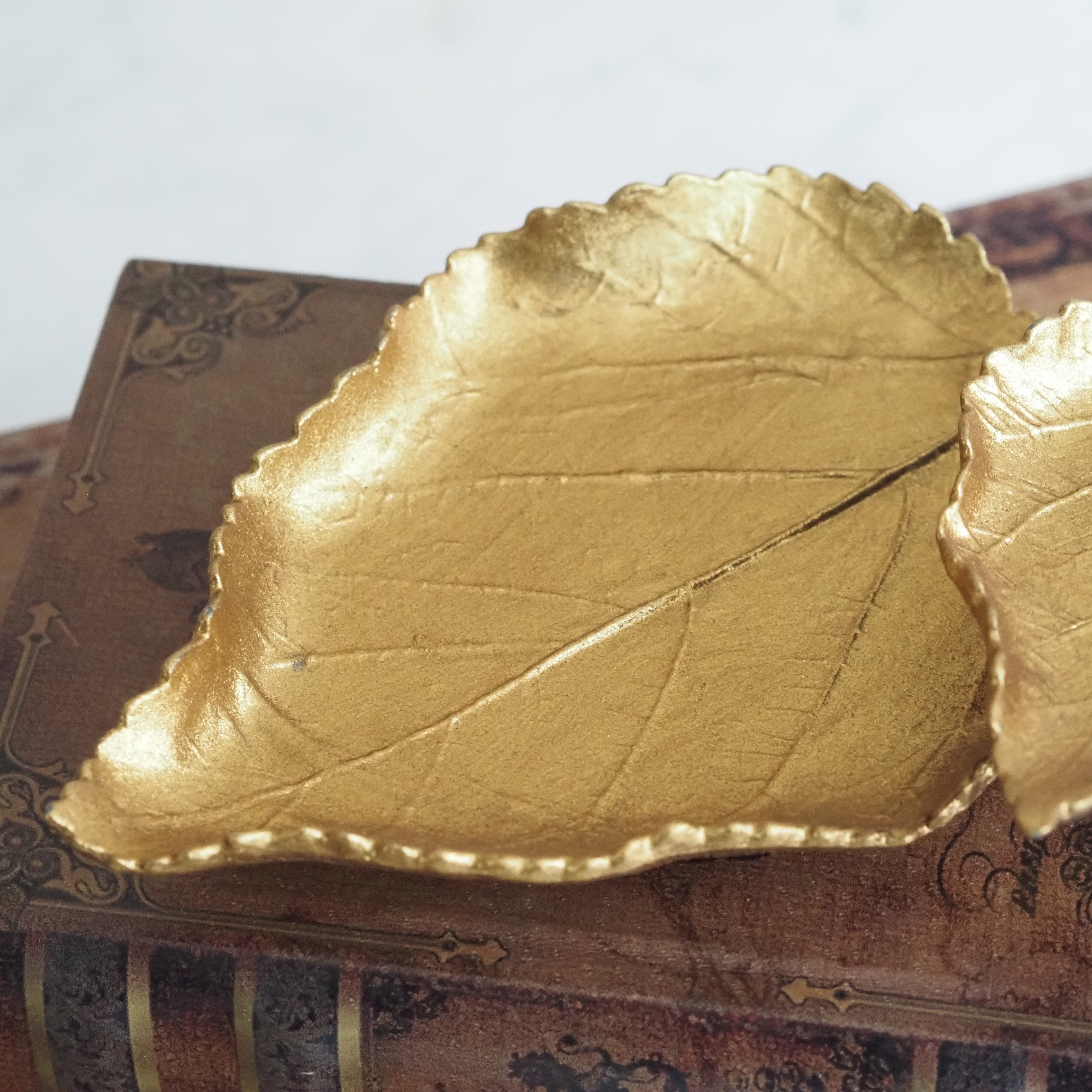 Schale in Blattform · dekoratives Ablageobjekt goldfarben