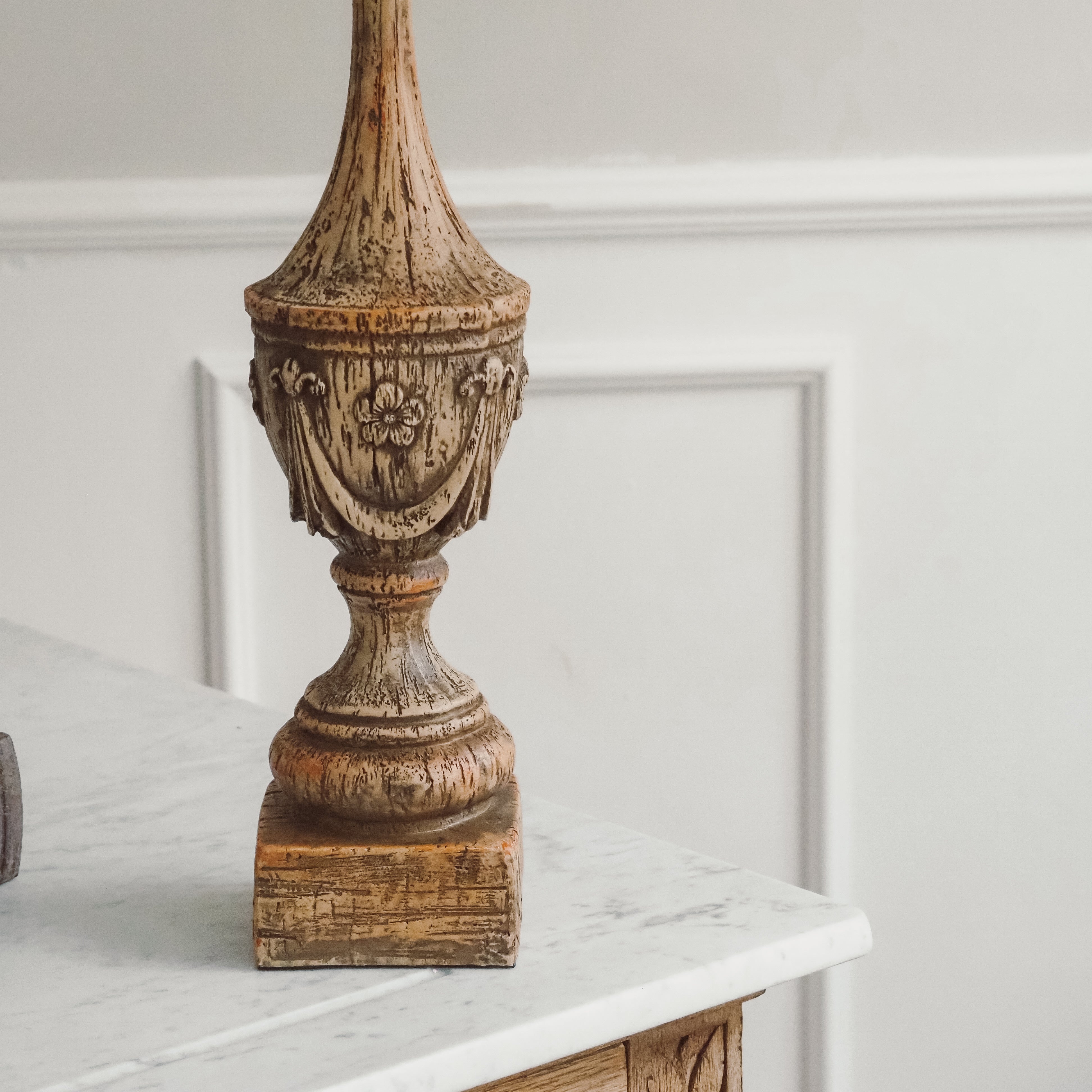 Dekor-Pokal · historisierende Zierform auf Sockel