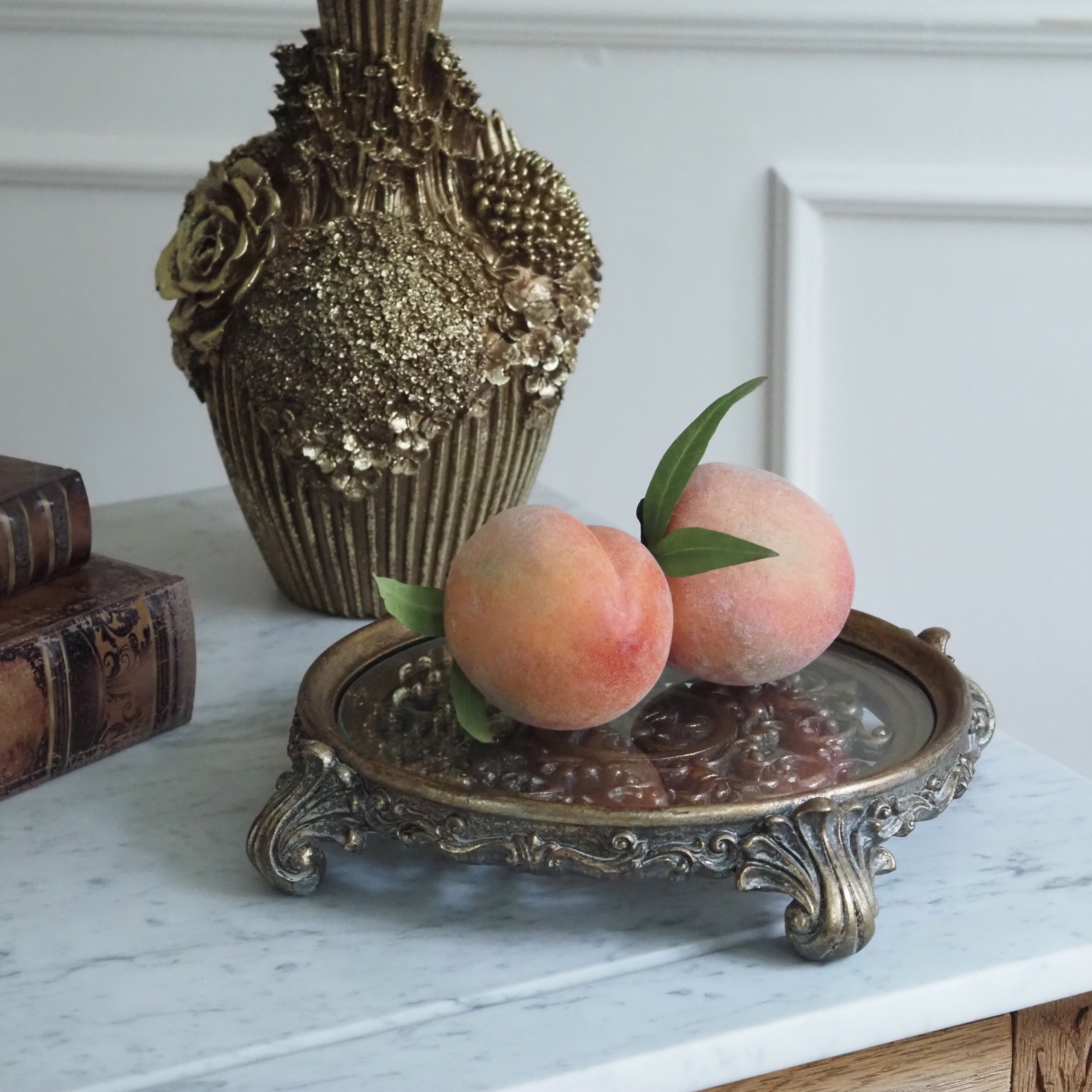 Rundes Tablett auf Fuß · Barock inspiriertes Dekor mit Glasfläche