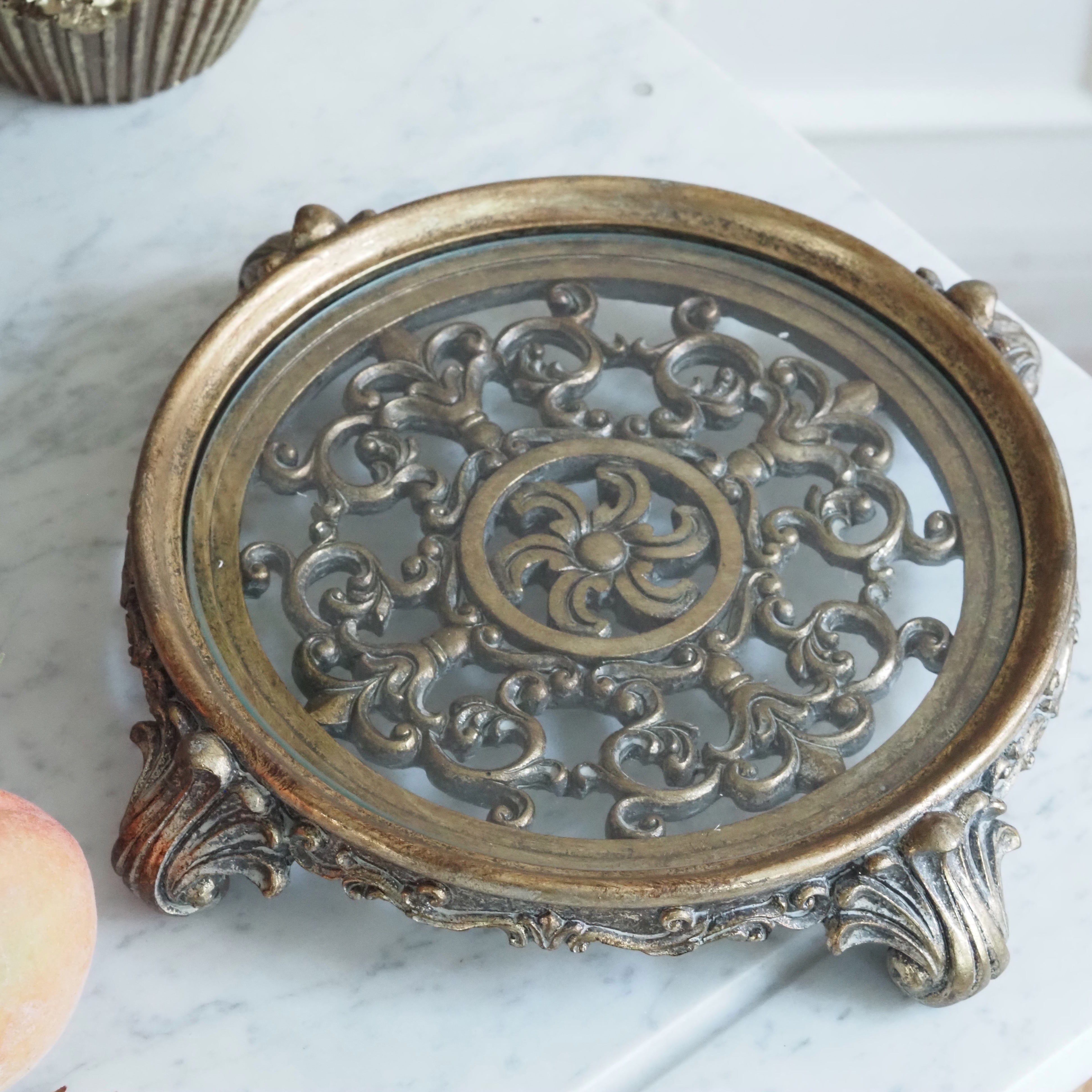 Rundes Tablett auf Fuß · Barock inspiriertes Dekor mit Glasfläche