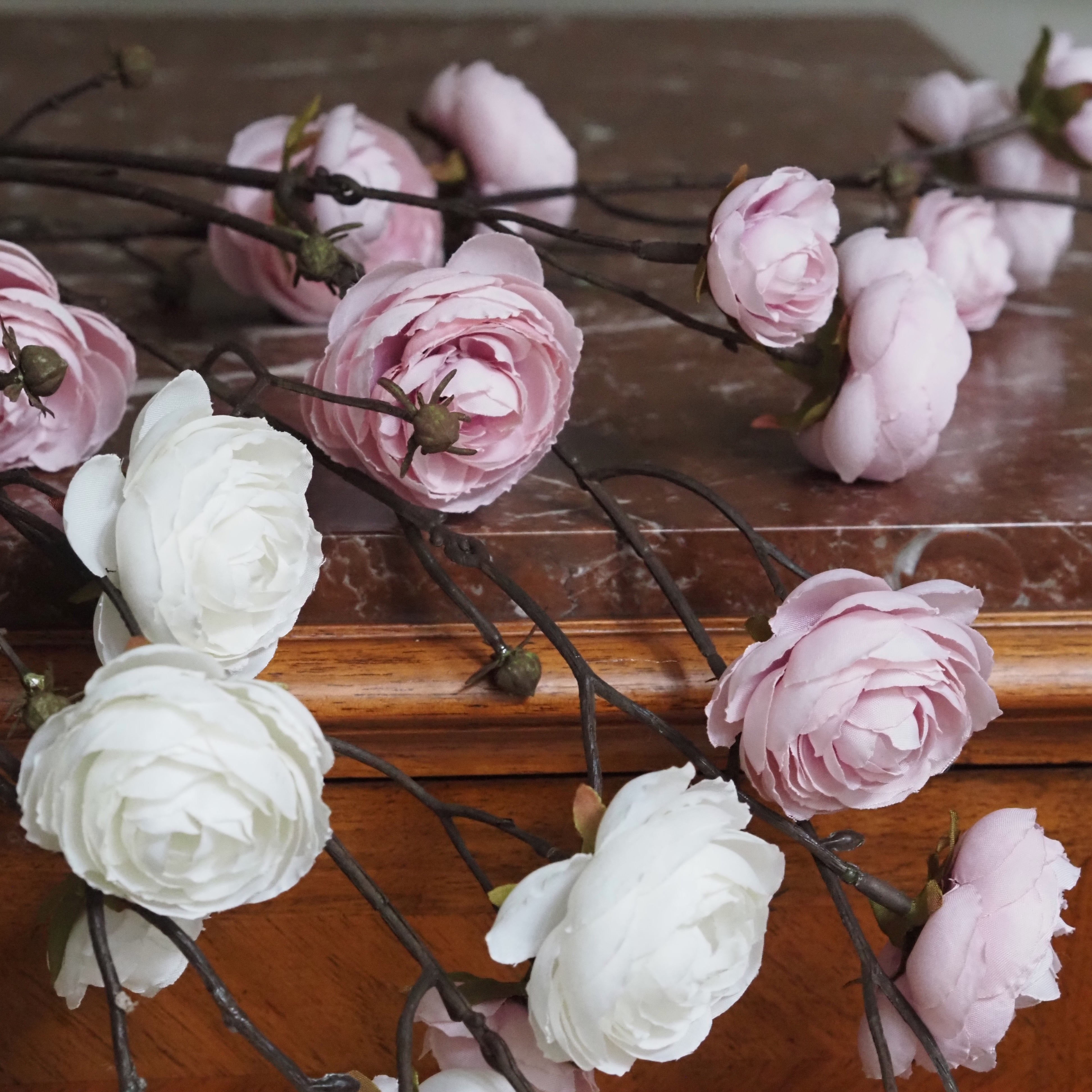 Dekozweig Ranunkelblüten · Rosa oder Weiß · 115 cm · Romantisch-Historisch