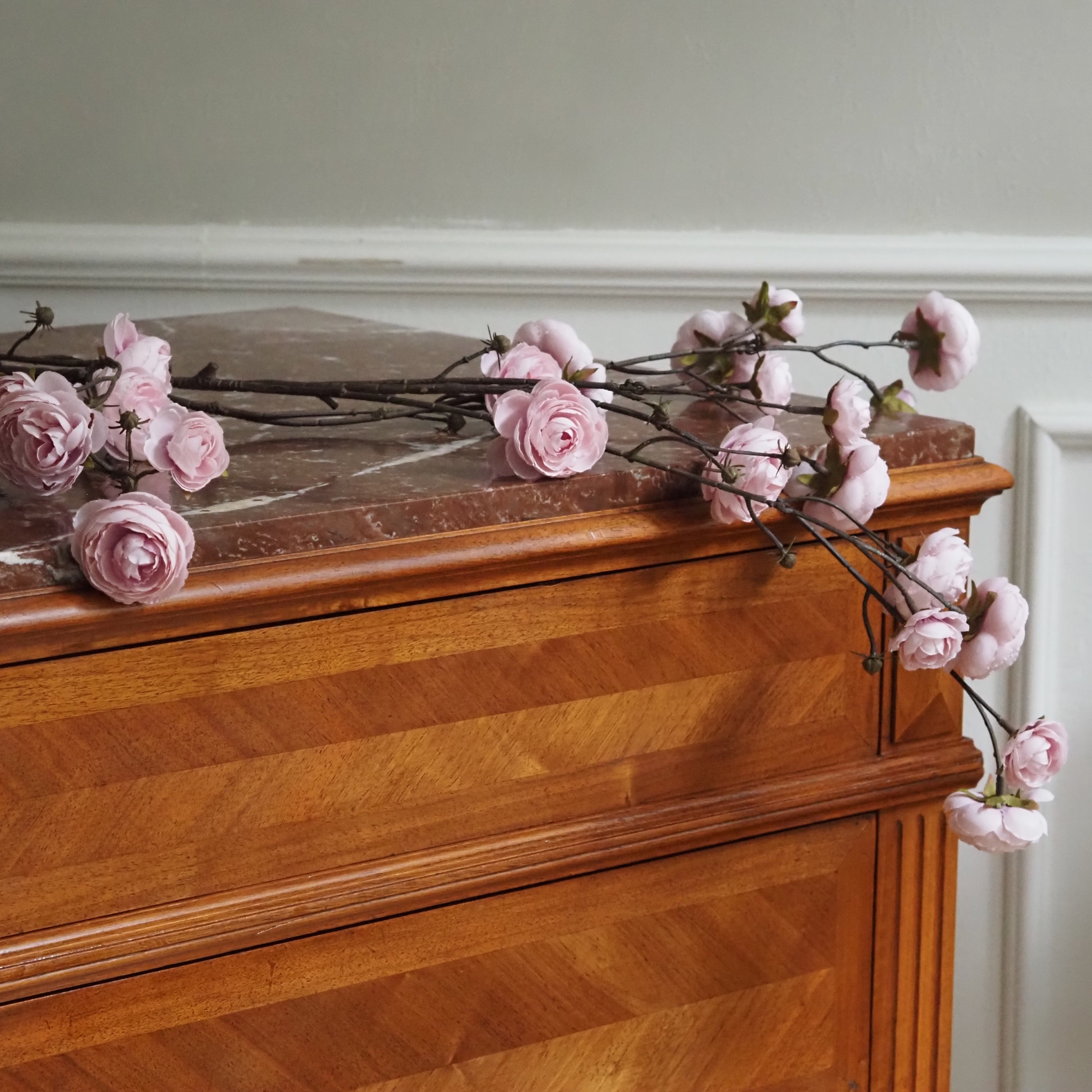 Dekozweig Ranunkelblüten · Rosa oder Weiß · 115 cm · Romantisch-Historisch