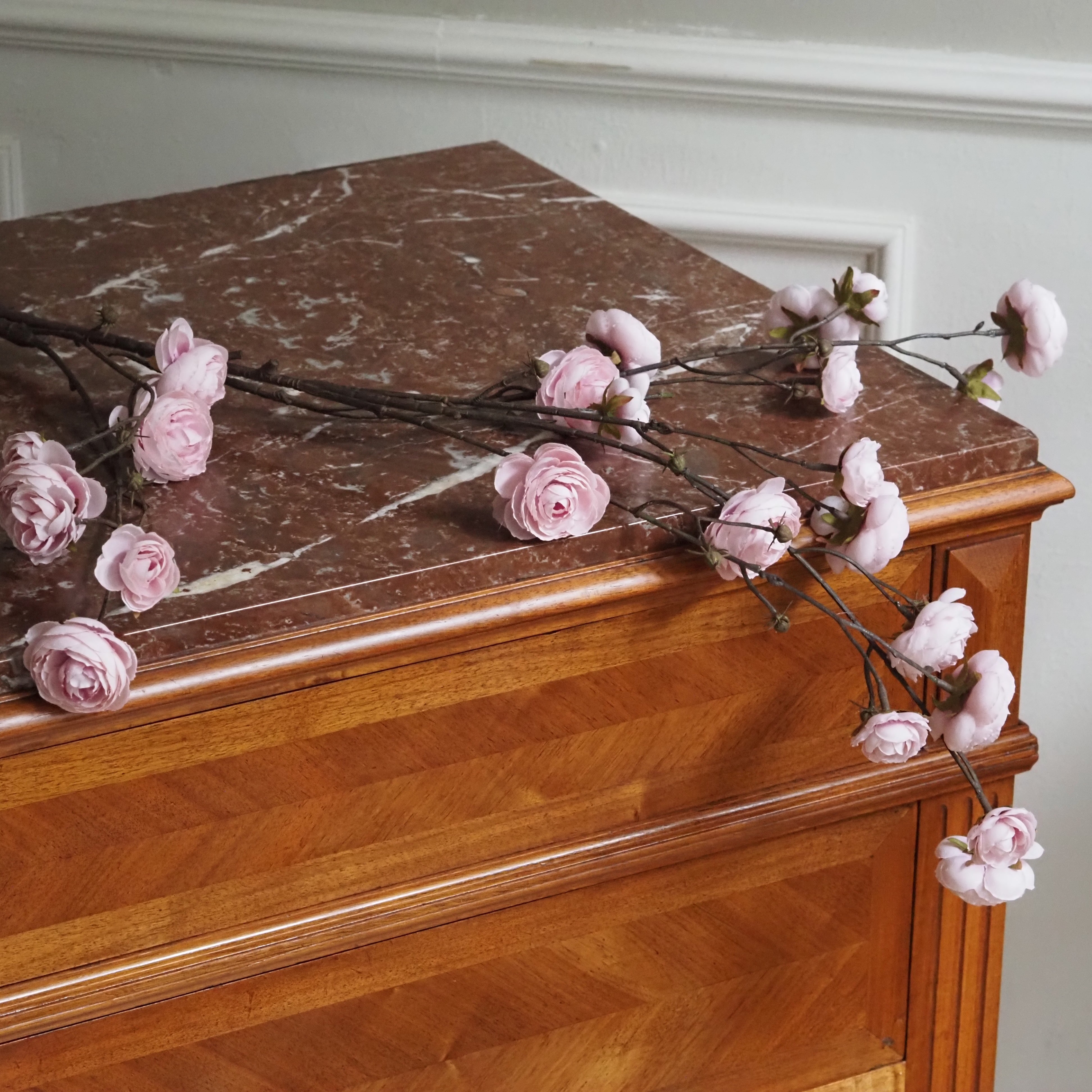 Dekozweig Ranunkelblüten · Rosa oder Weiß · 115 cm · Romantisch-Historisch