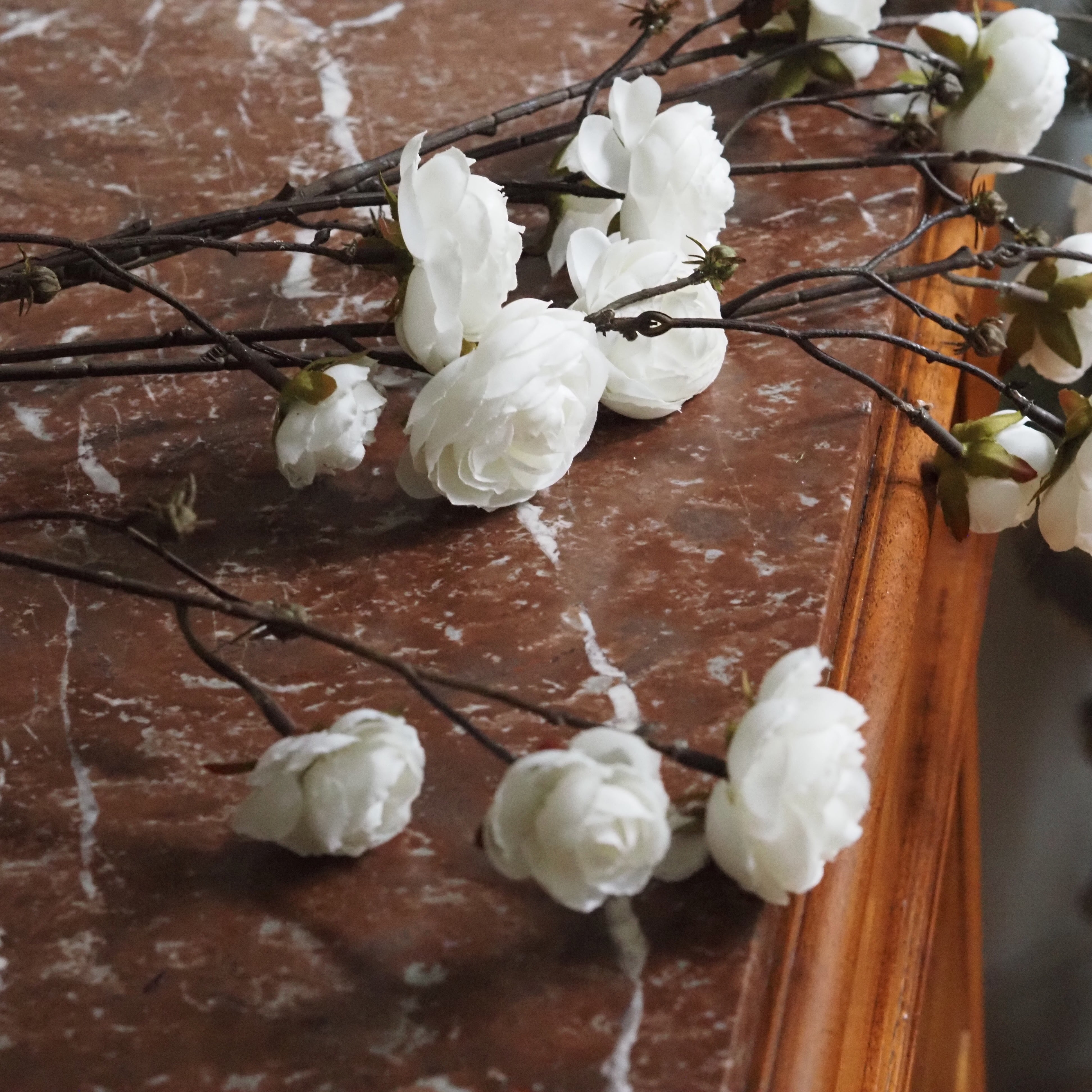 Dekozweig Ranunkelblüten · Rosa oder Weiß · 115 cm · Romantisch-Historisch