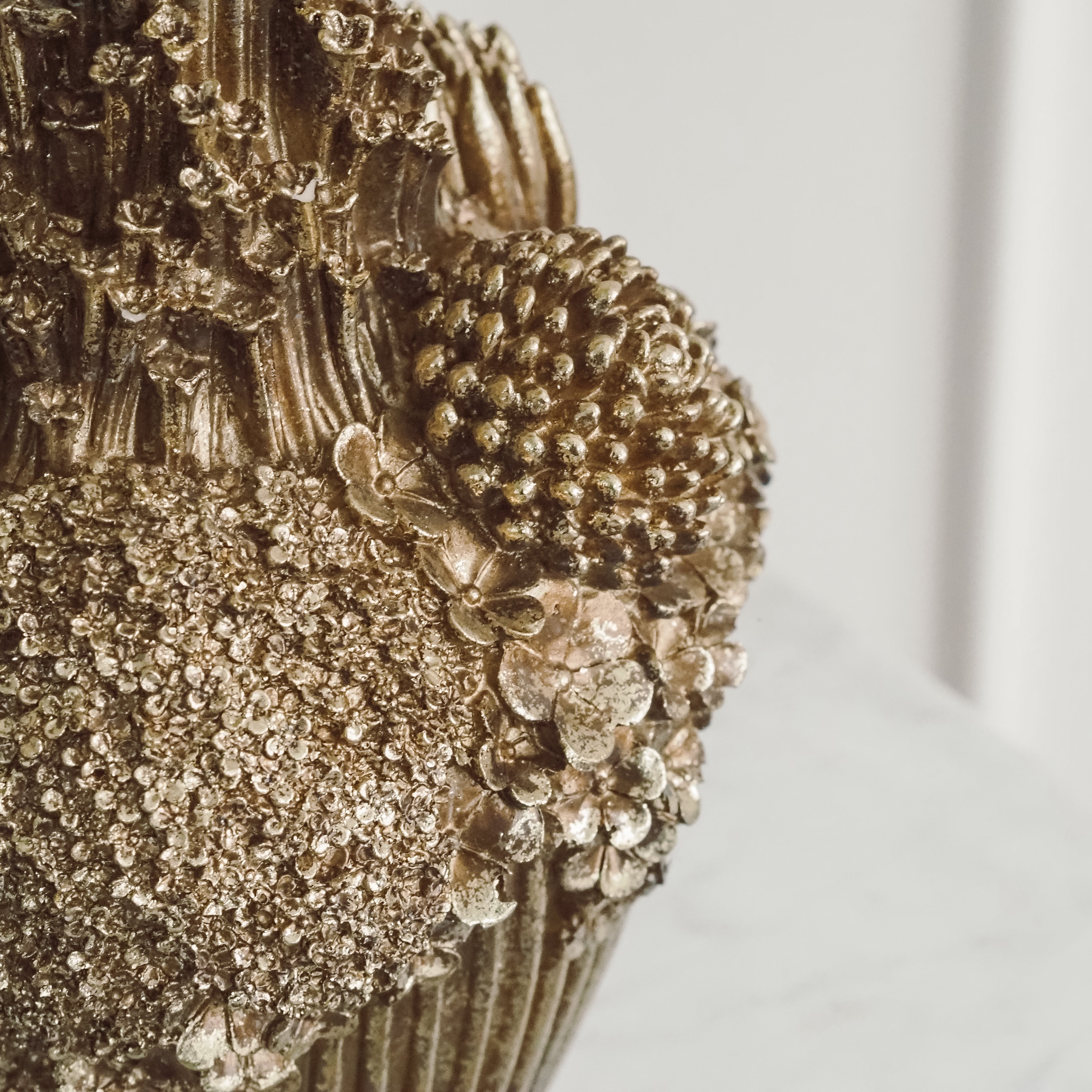 Vase · florales Relief in Goldoptik