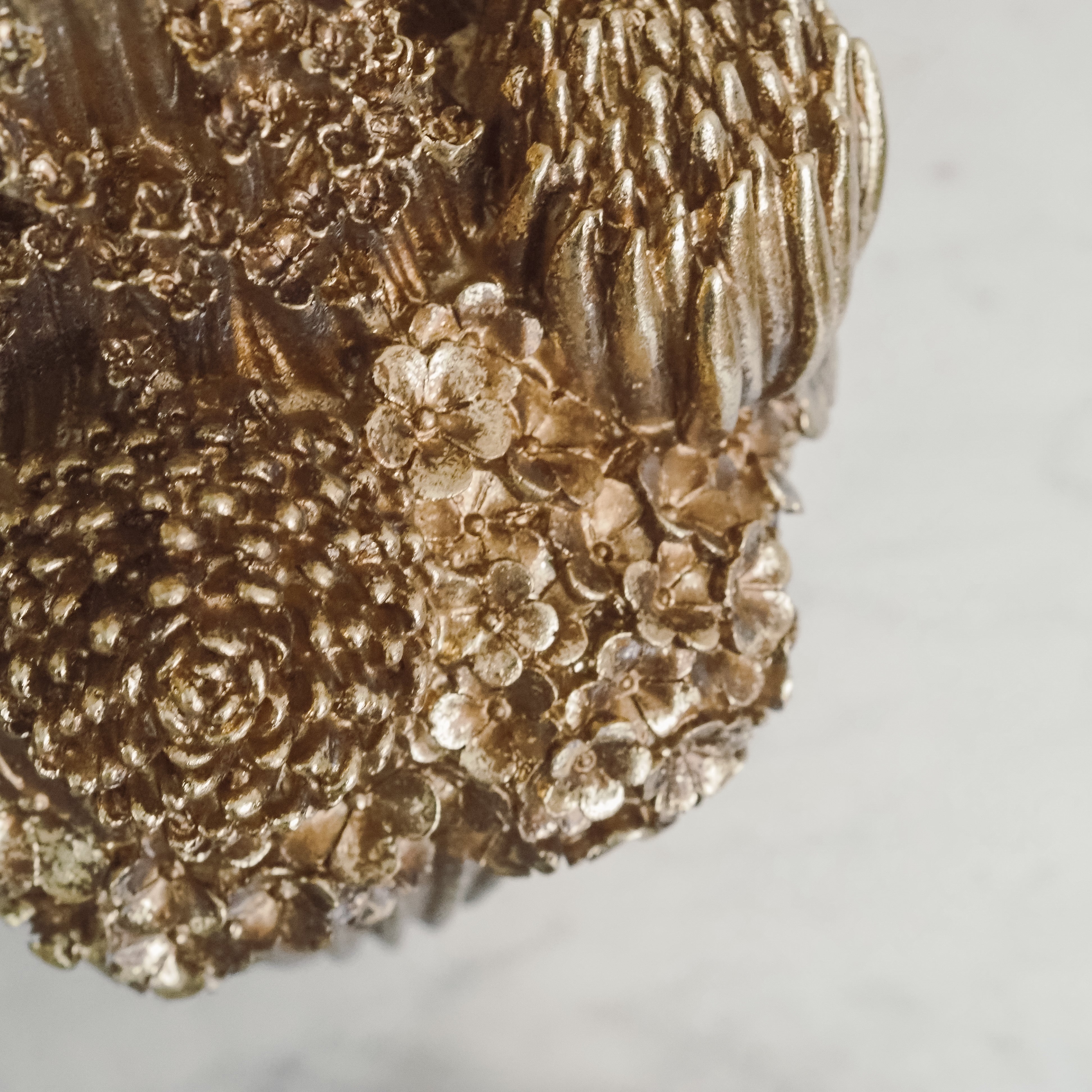 Vase · florales Relief in Goldoptik