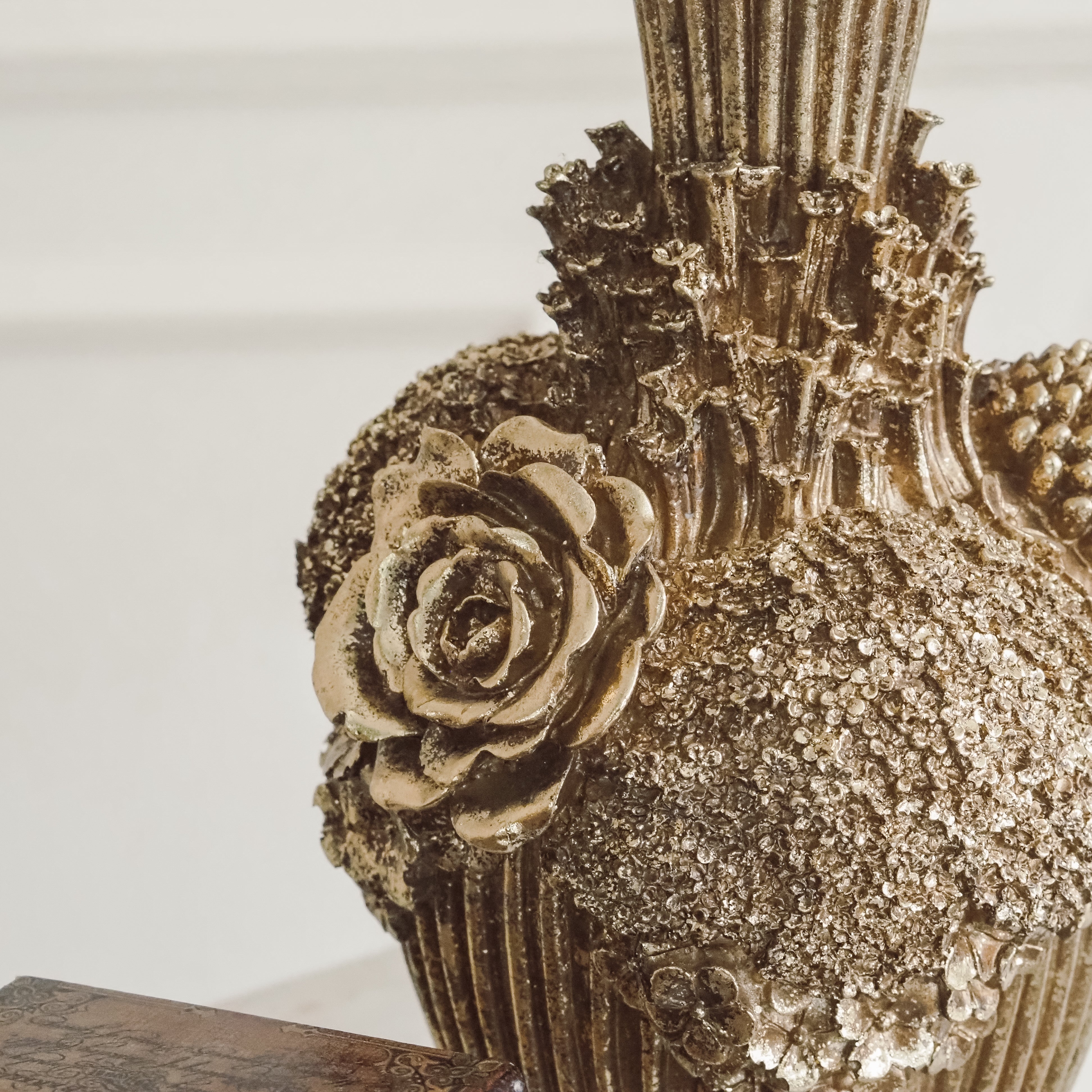Vase · florales Relief in Goldoptik