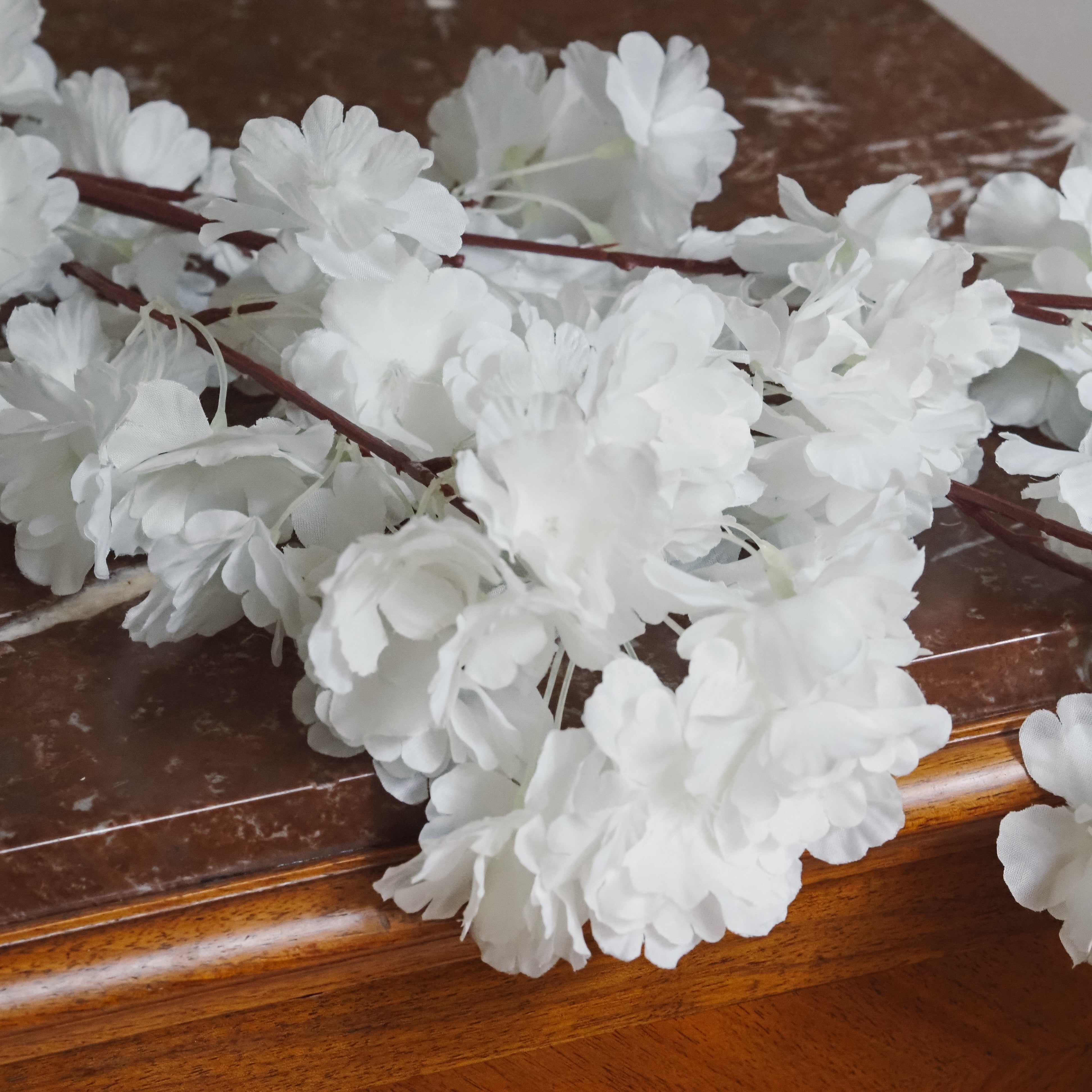 Kunstblütenzweig Weiß · Gefüllte Kirschblüten aus Kunstseide, 100 cm
