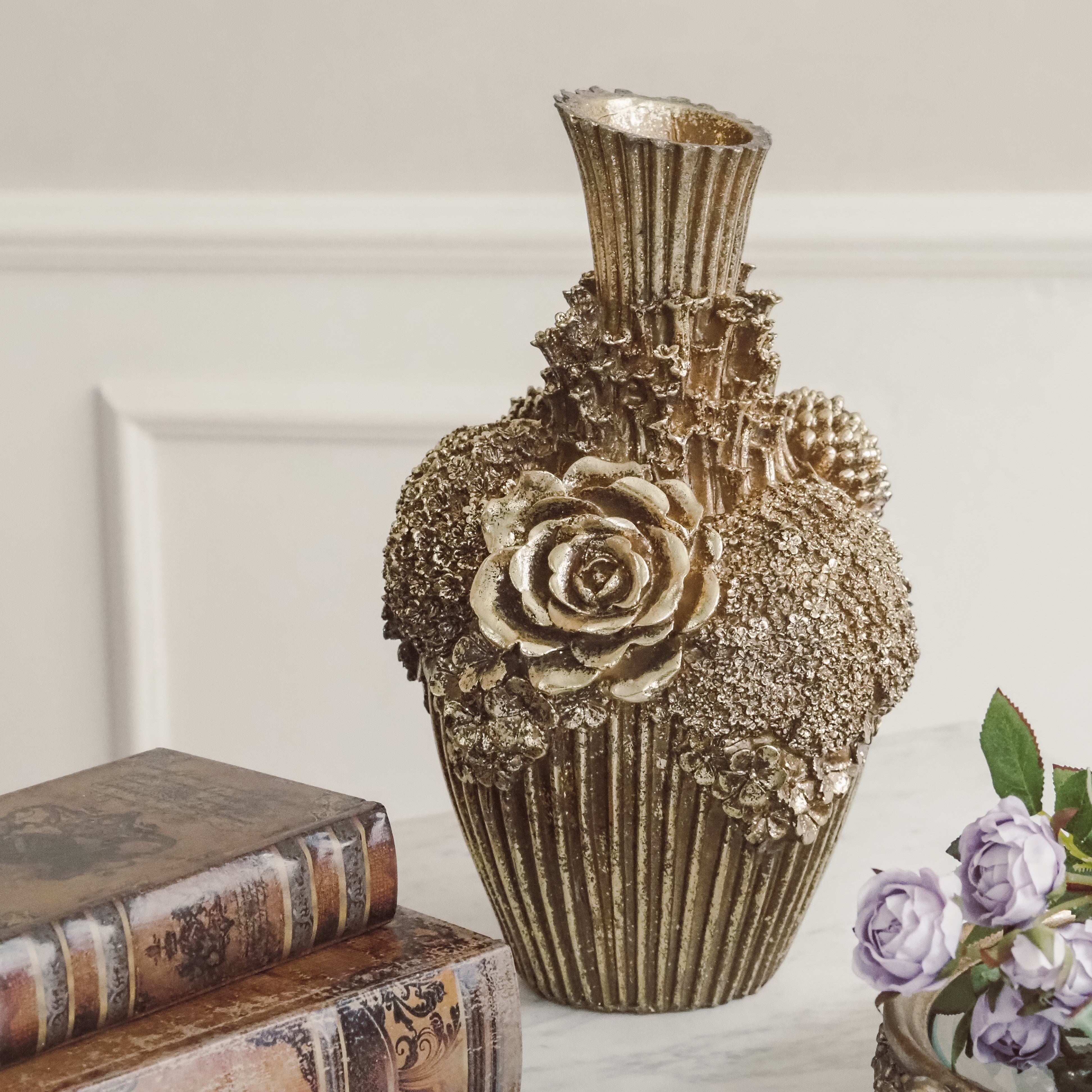 Vase · florales Relief in Goldoptik