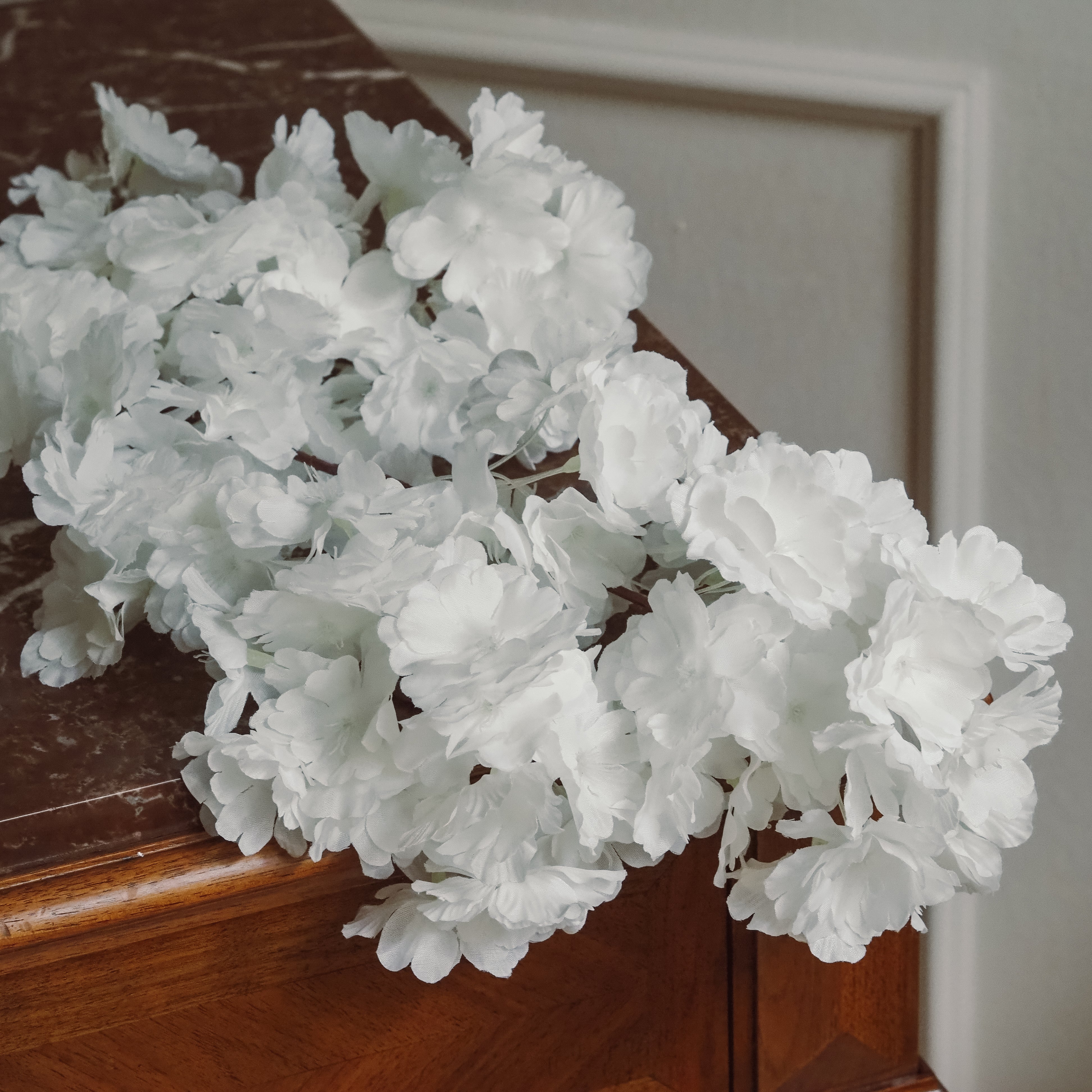 Kunstblütenzweig Weiß · Gefüllte Kirschblüten aus Kunstseide, 100 cm
