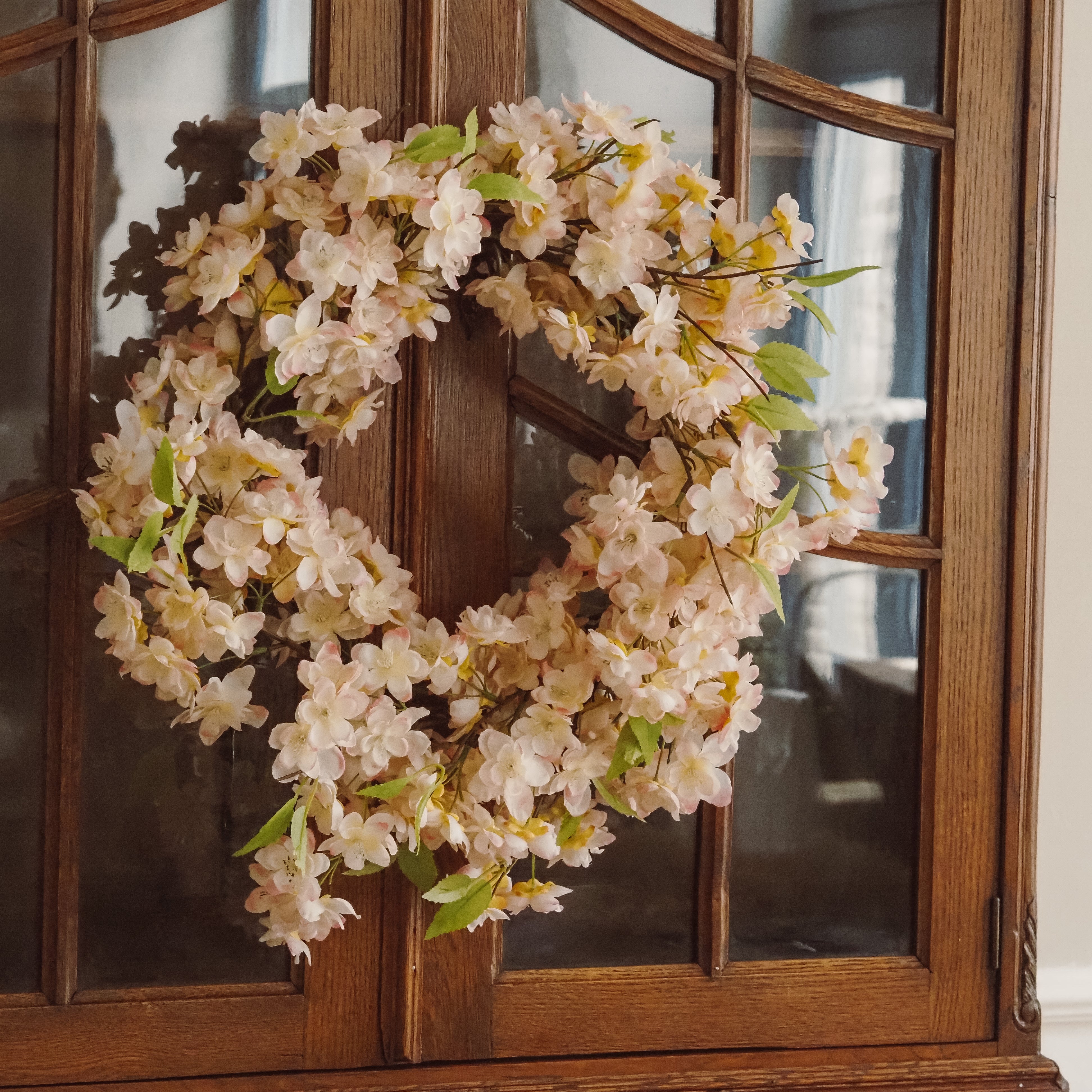 Blütenkranz · florale Frühlingsdekoration / künstliche Zweige