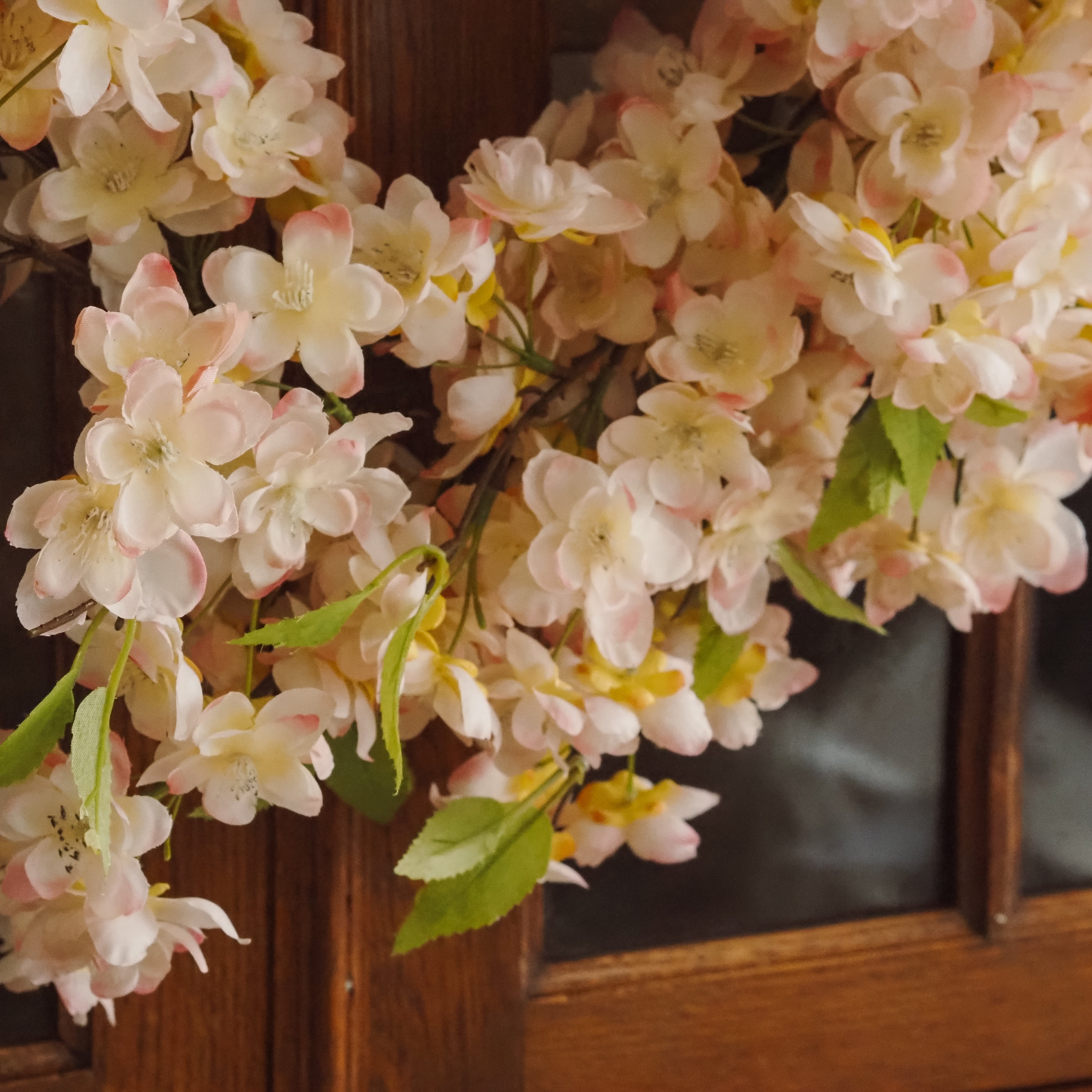 Blütenkranz · florale Frühlingsdekoration / künstliche Zweige