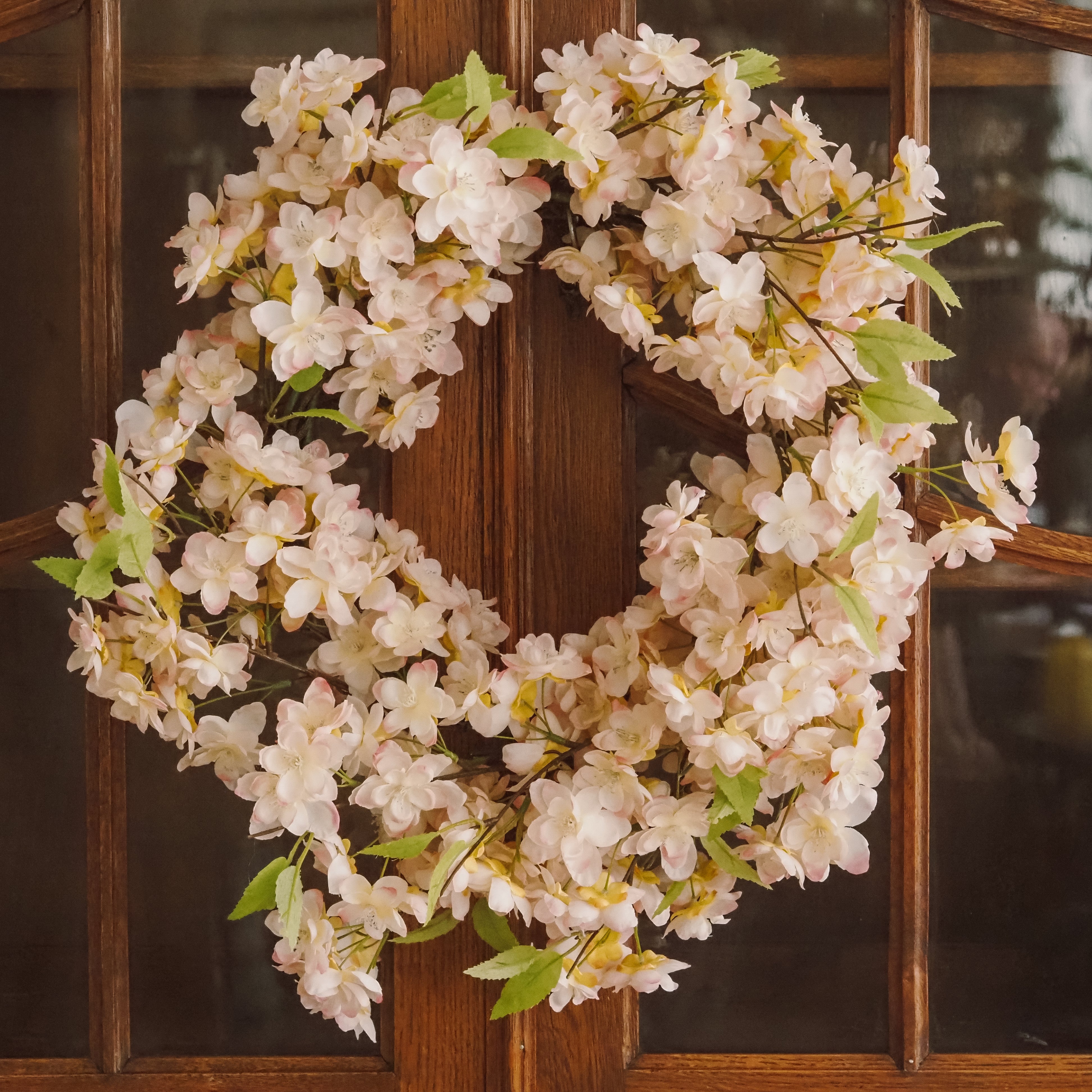 Blütenkranz · florale Frühlingsdekoration / künstliche Zweige