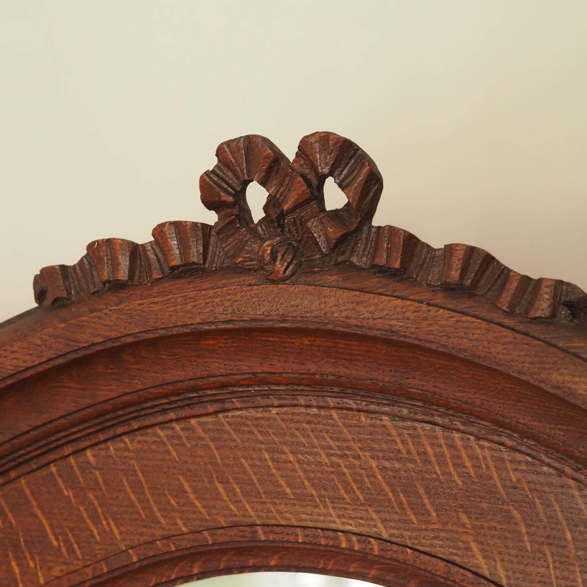Antiker Wandspiegel mit dekorativem Bauernmotiv von 1928 - Trumeau-Spiegel