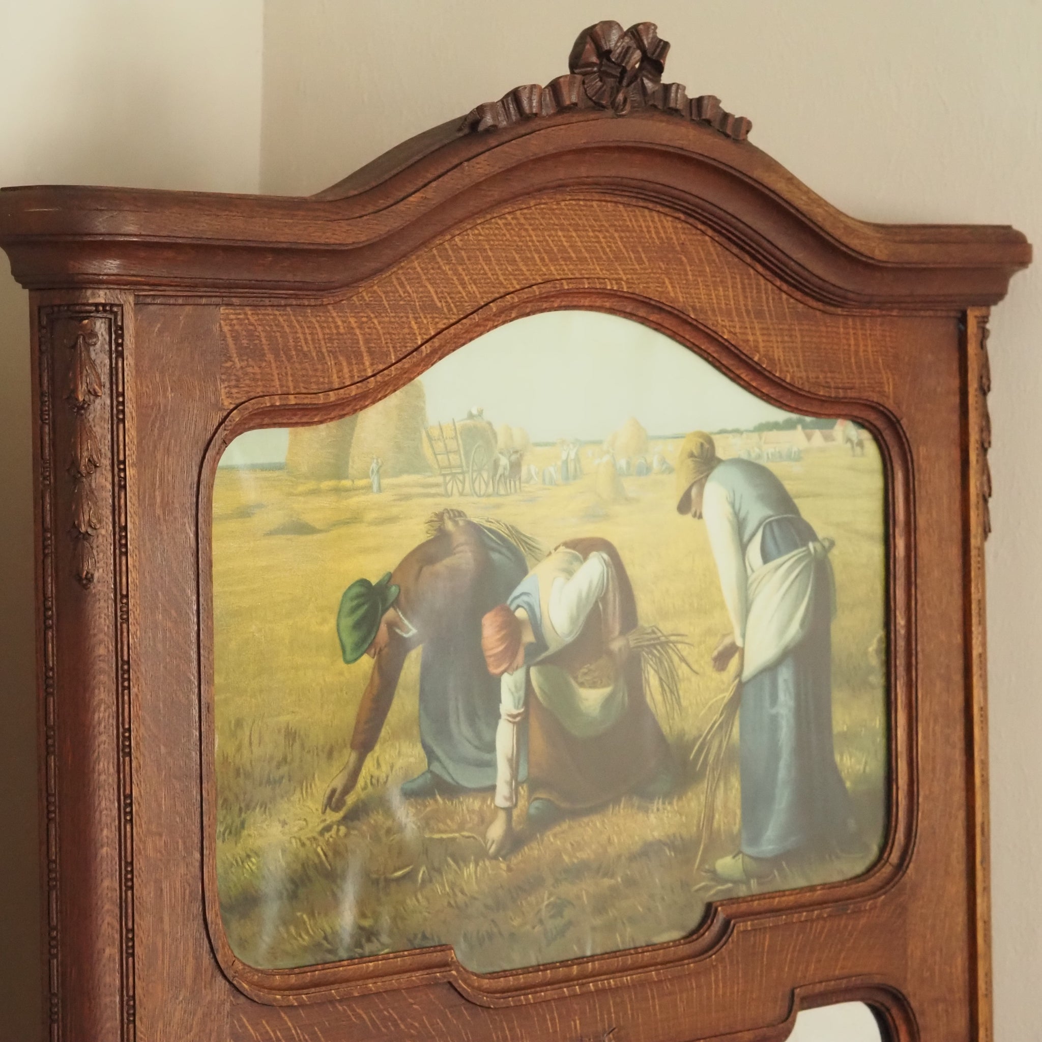 Antiker Wandspiegel mit dekorativem Bauernmotiv von 1928 - Trumeau-Spiegel