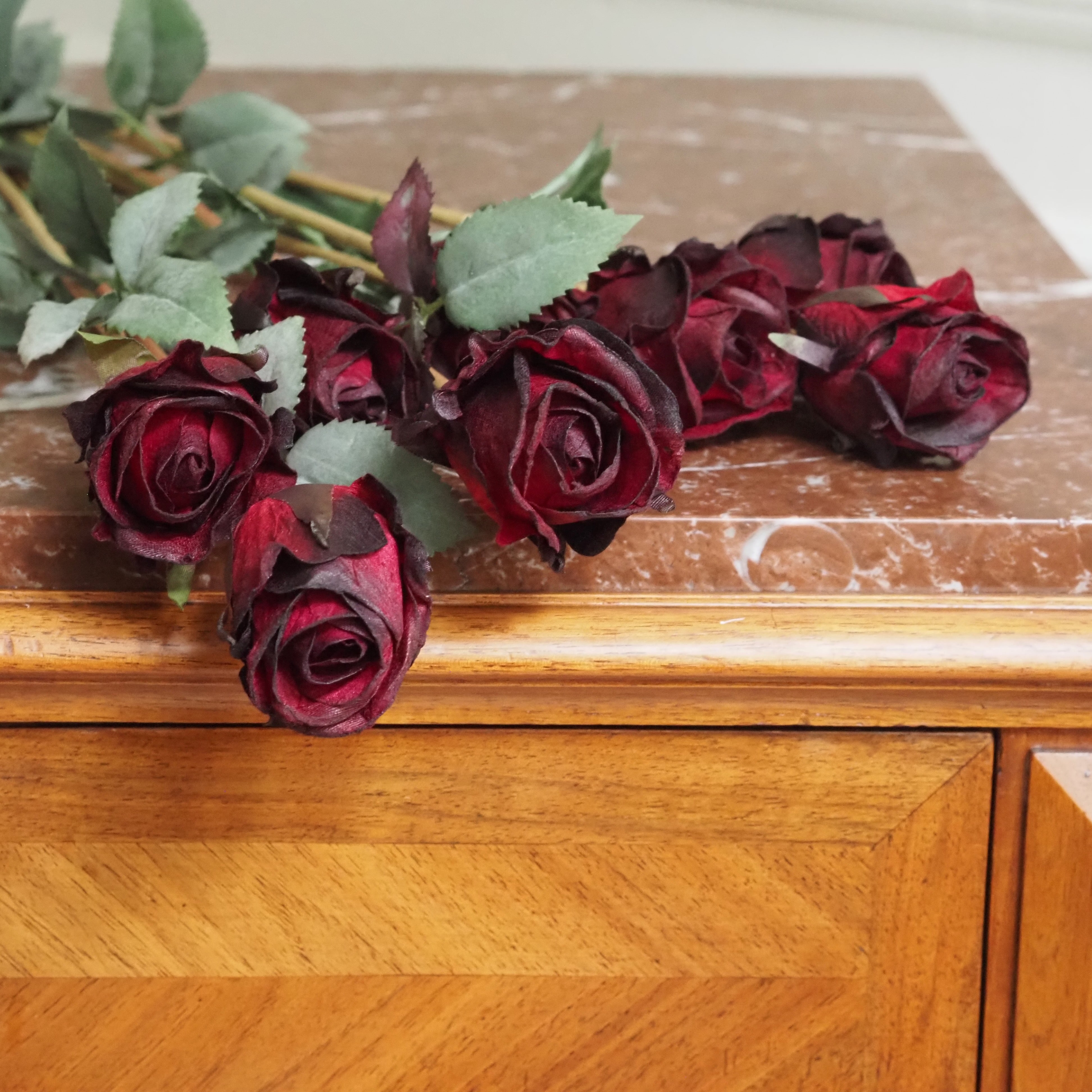 Kunstrose Bordeaux · 8er Bund Langstiel · Seidenrose Vintage-Stil · 80 cm