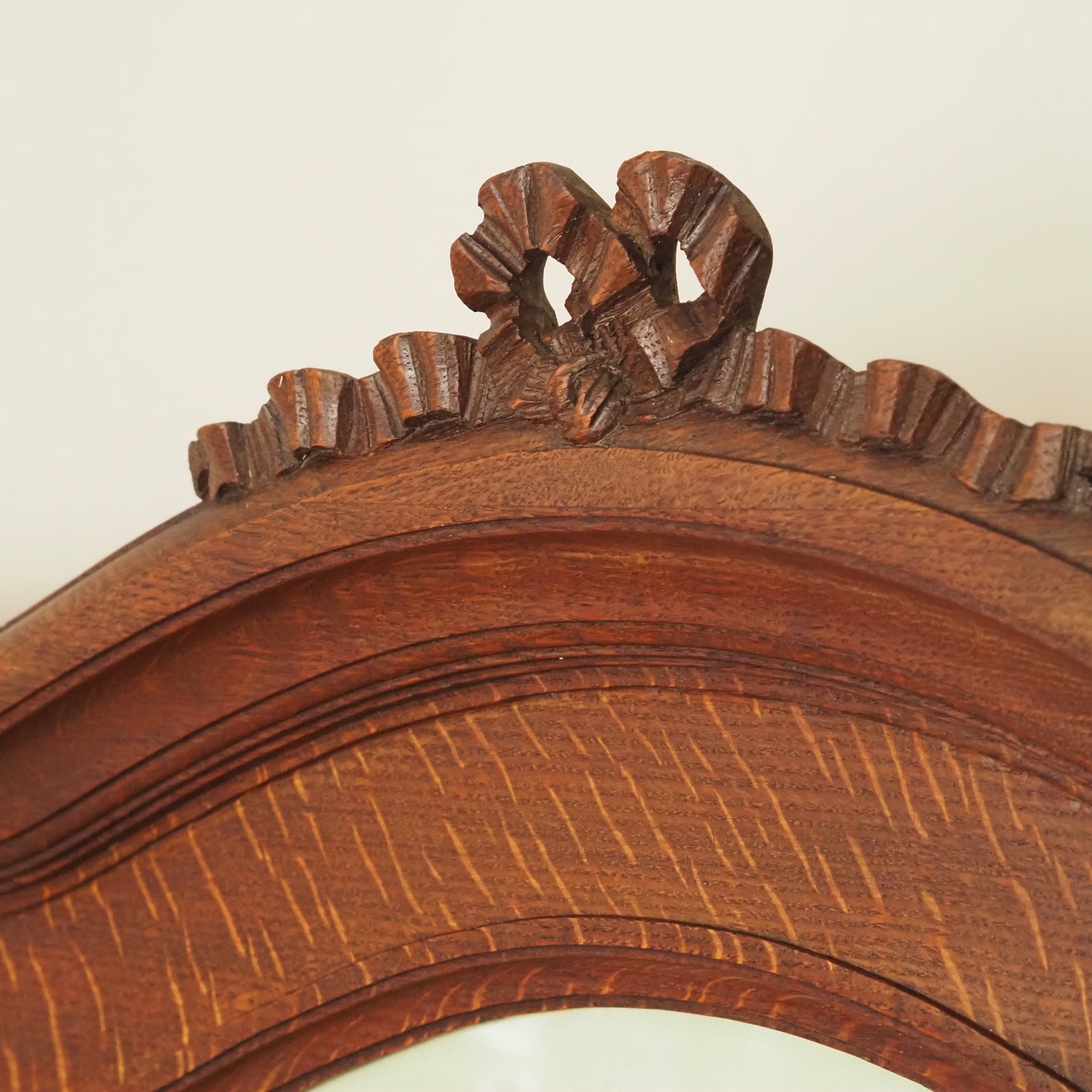 Antiker Wandspiegel mit dekorativem Bauernmotiv von 1928 - Trumeau-Spiegel