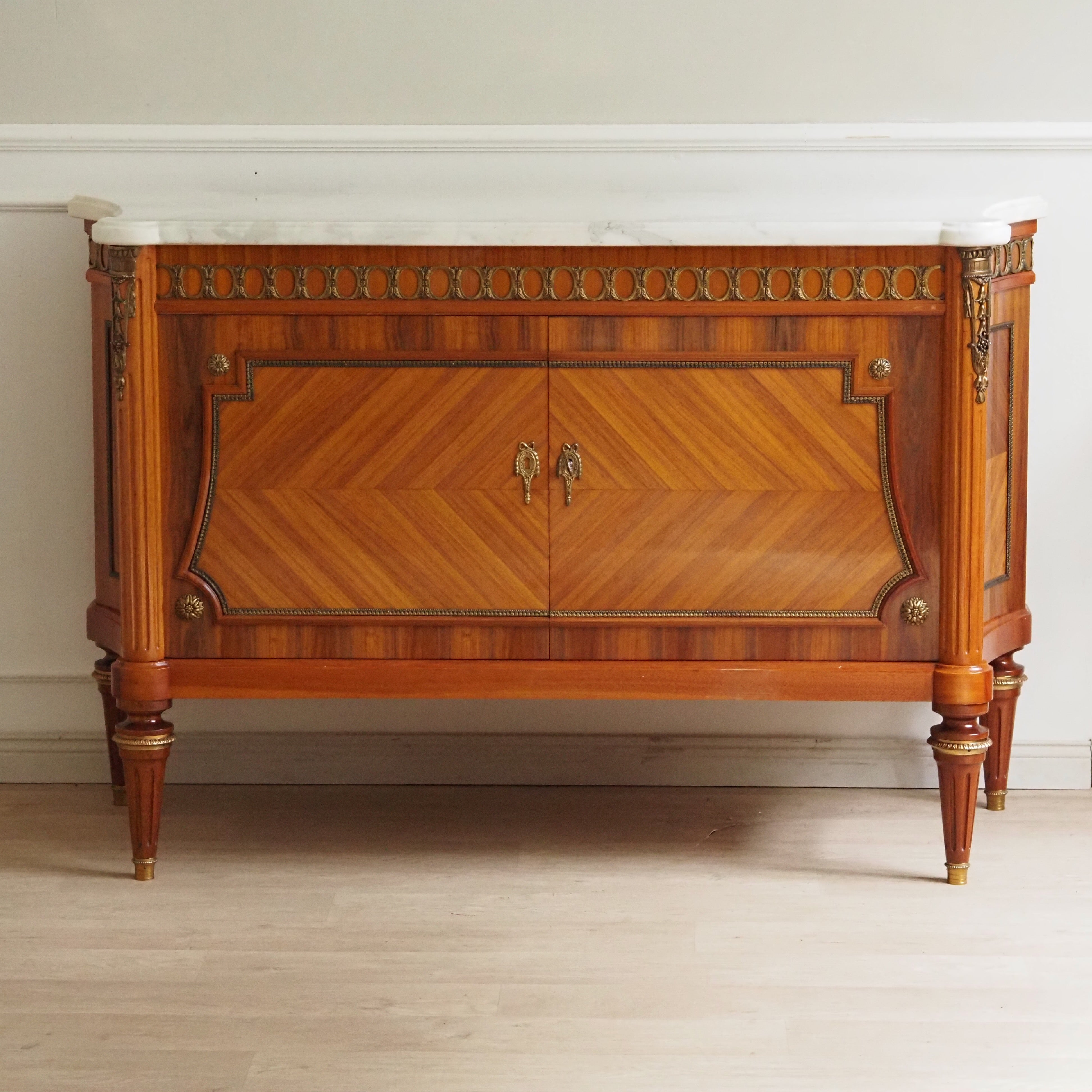 Louis-XVI Sideboard mit Marmorplatte – Massivholz, Bronzebeschläge Kommode