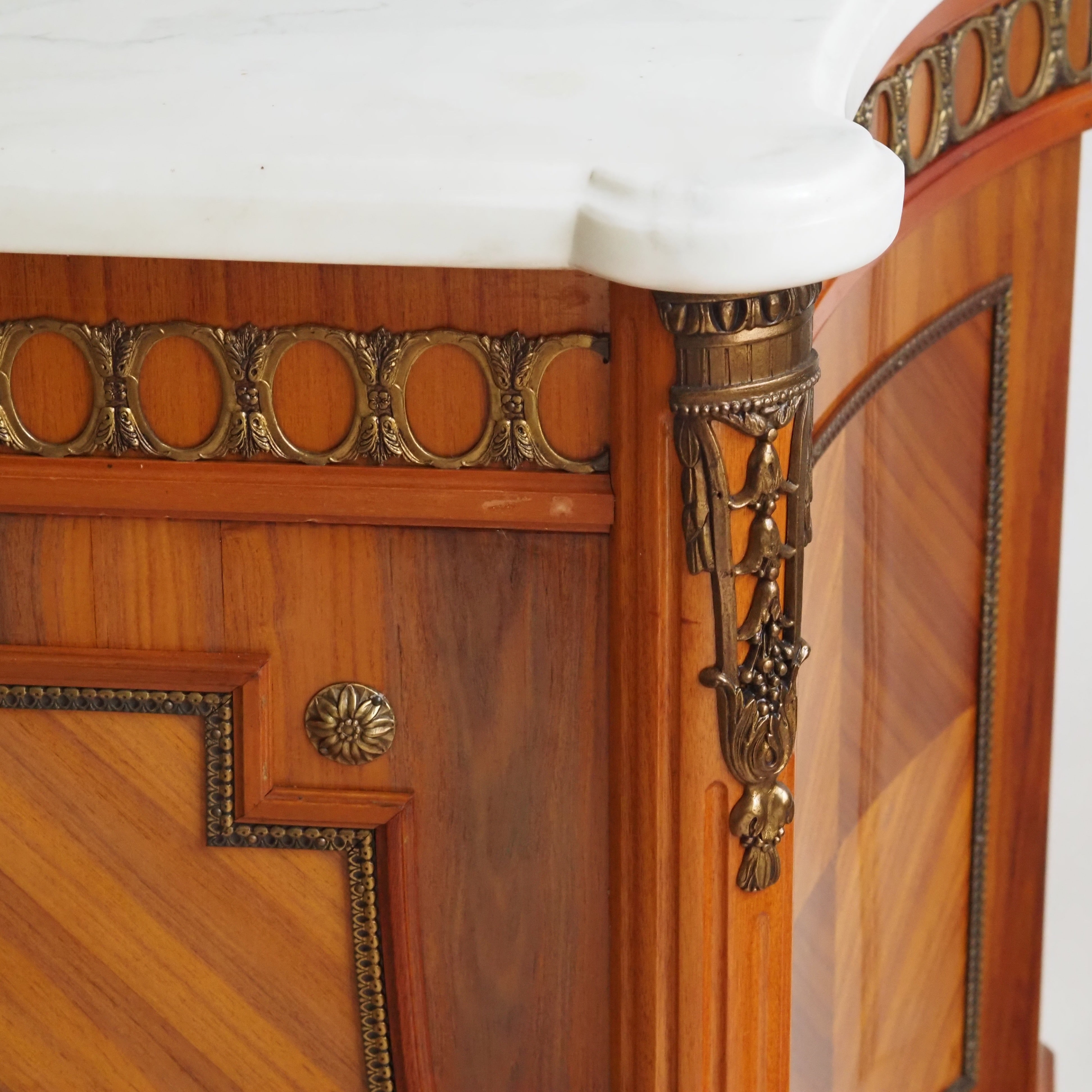 Louis-XVI Sideboard mit Marmorplatte – Massivholz, Bronzebeschläge Kommode