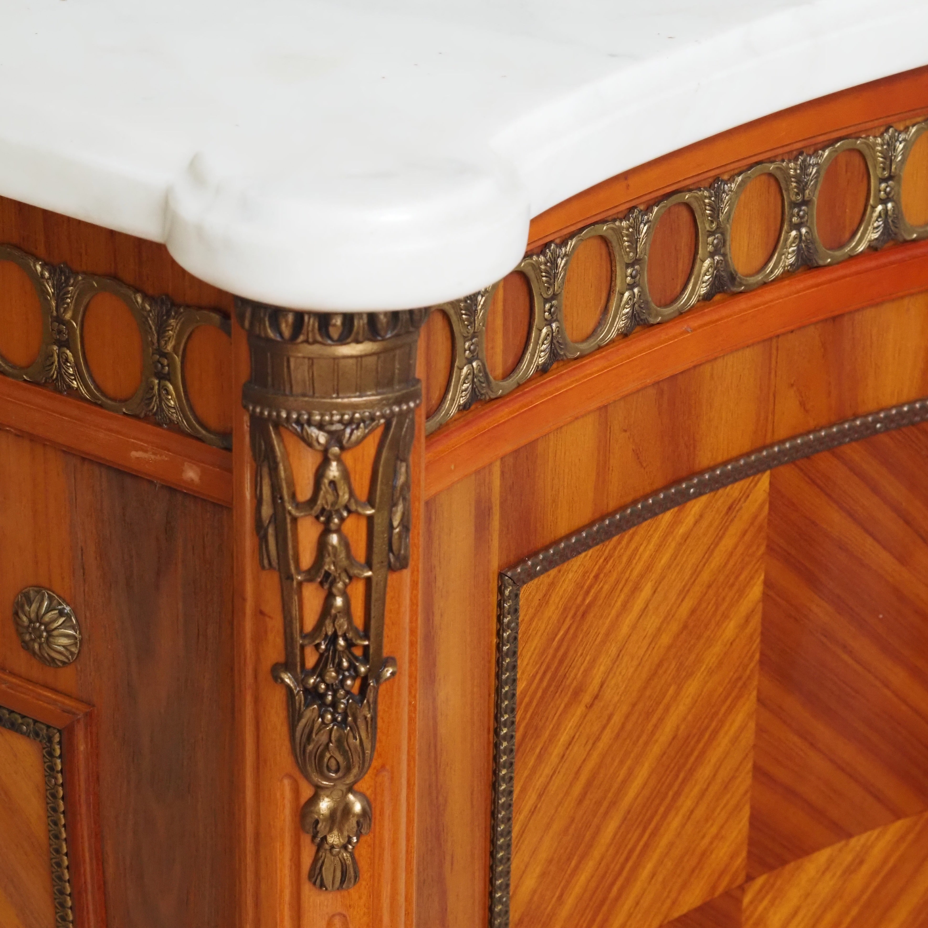 Louis-XVI Sideboard mit Marmorplatte – Massivholz, Bronzebeschläge Kommode