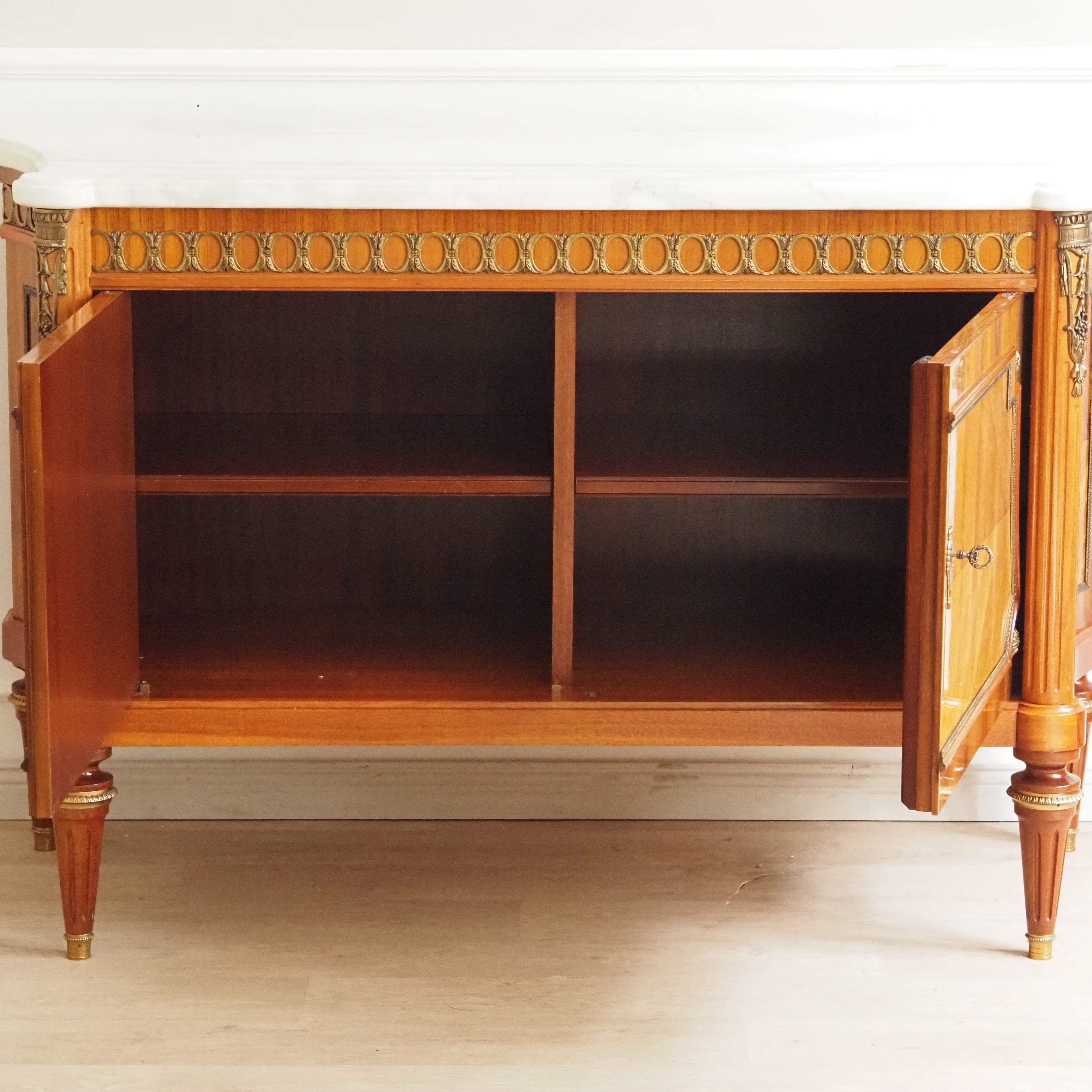Louis-XVI Sideboard mit Marmorplatte – Massivholz, Bronzebeschläge Kommode