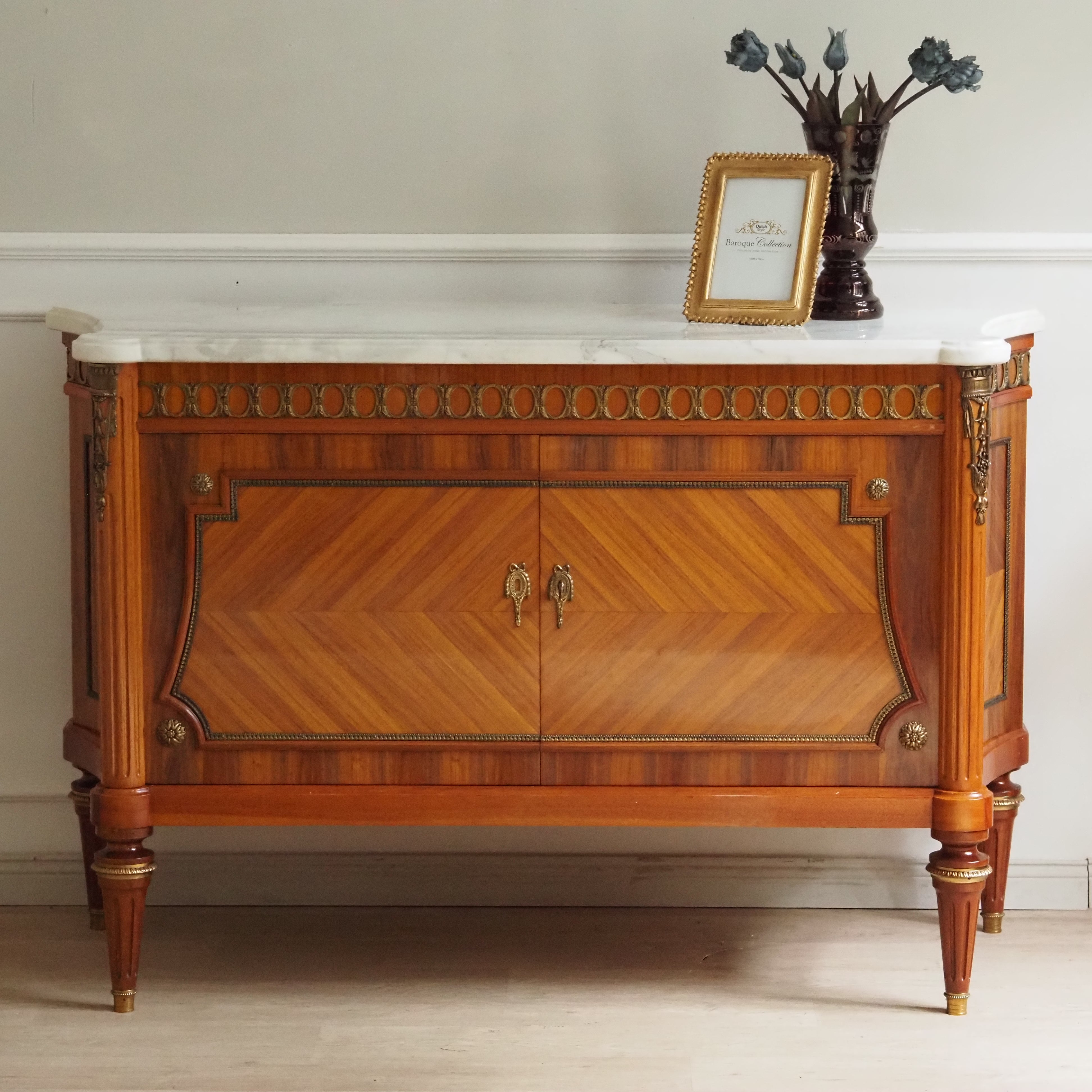 Louis-XVI Sideboard mit Marmorplatte – Massivholz, Bronzebeschläge Kommode