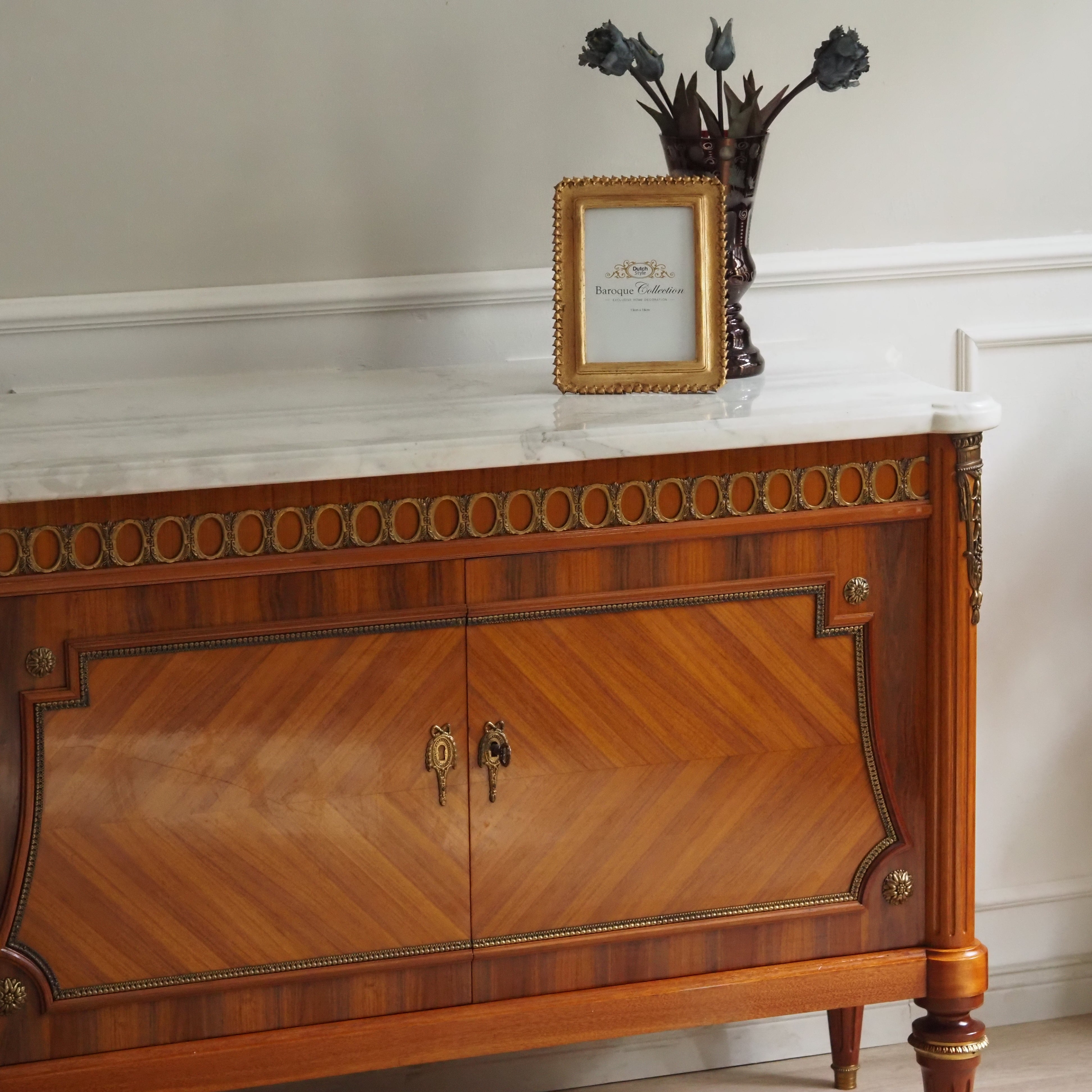 Louis-XVI Sideboard mit Marmorplatte – Massivholz, Bronzebeschläge Kommode