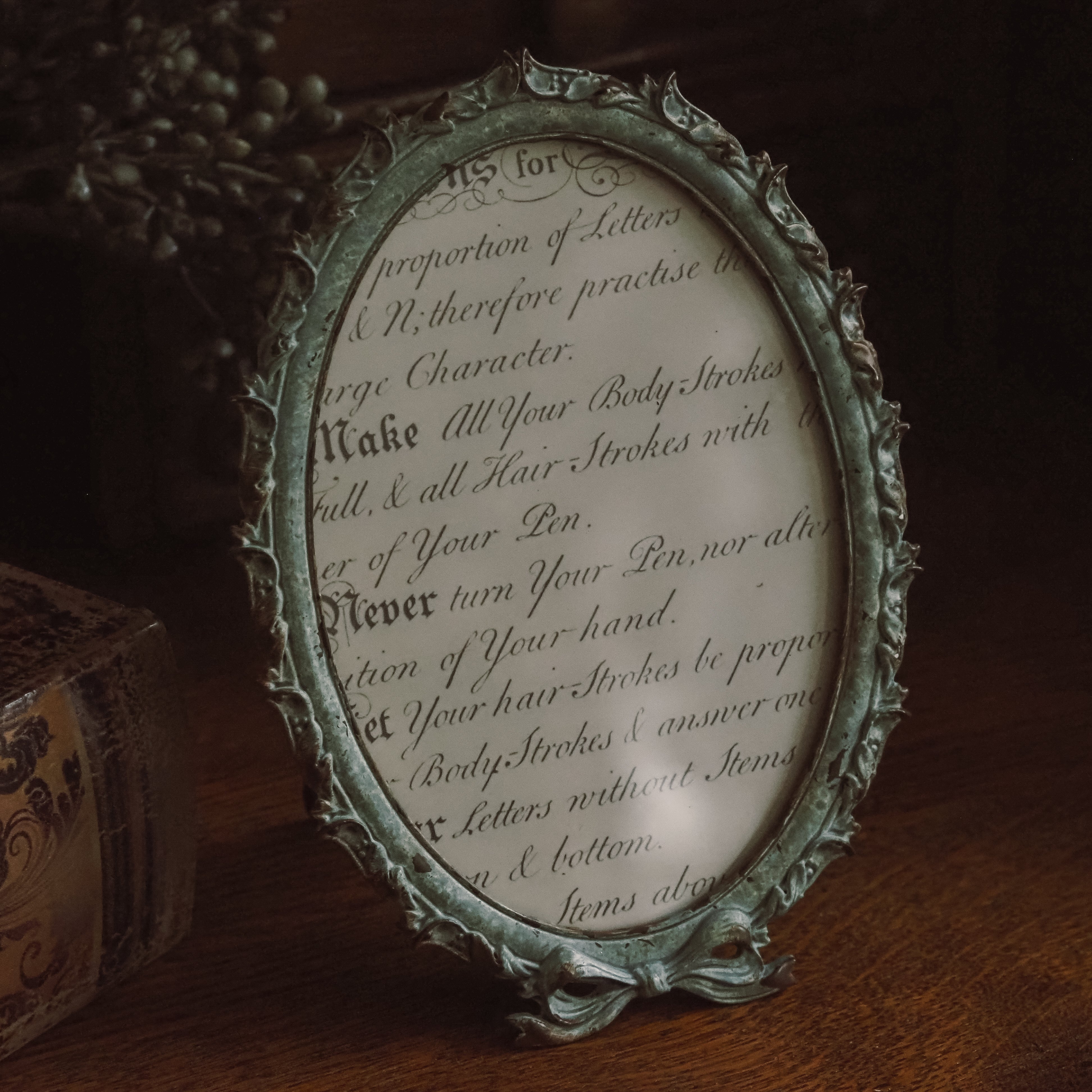 Ovaler Bilderrahmen · historisierende Ornamentik / Tischrahmen