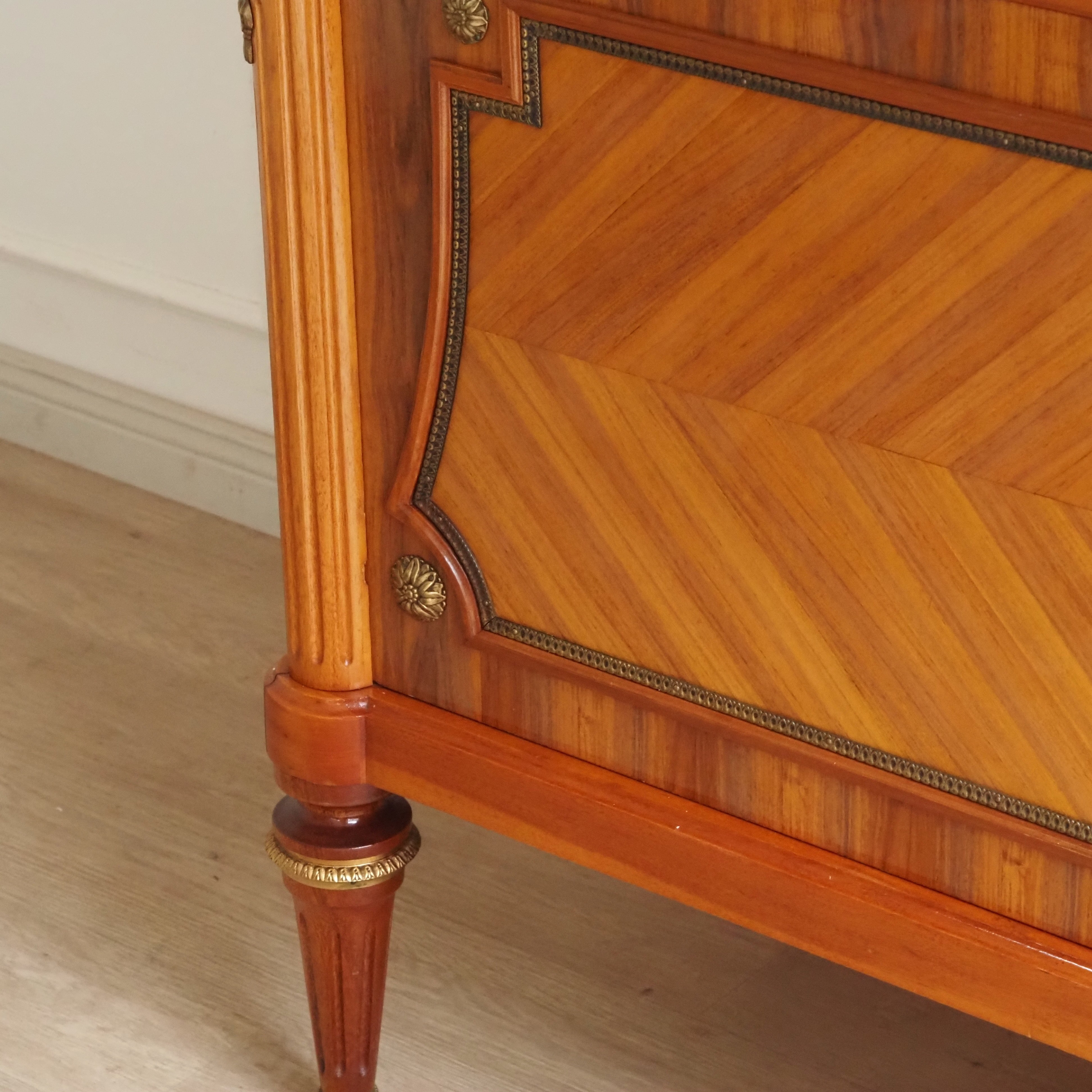 Louis-XVI Sideboard mit Marmorplatte – Massivholz, Bronzebeschläge Kommode
