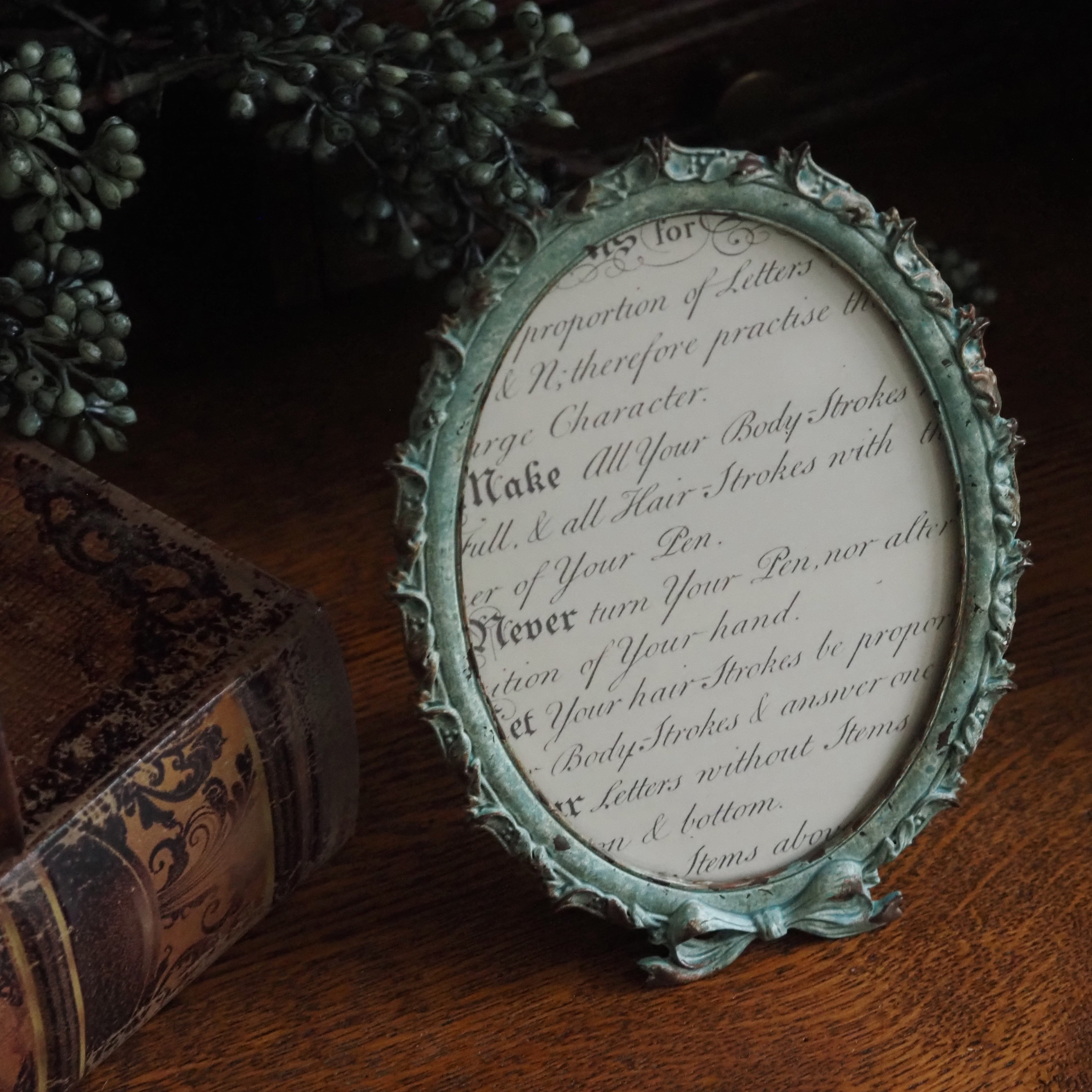 Ovaler Bilderrahmen · historisierende Ornamentik / Tischrahmen