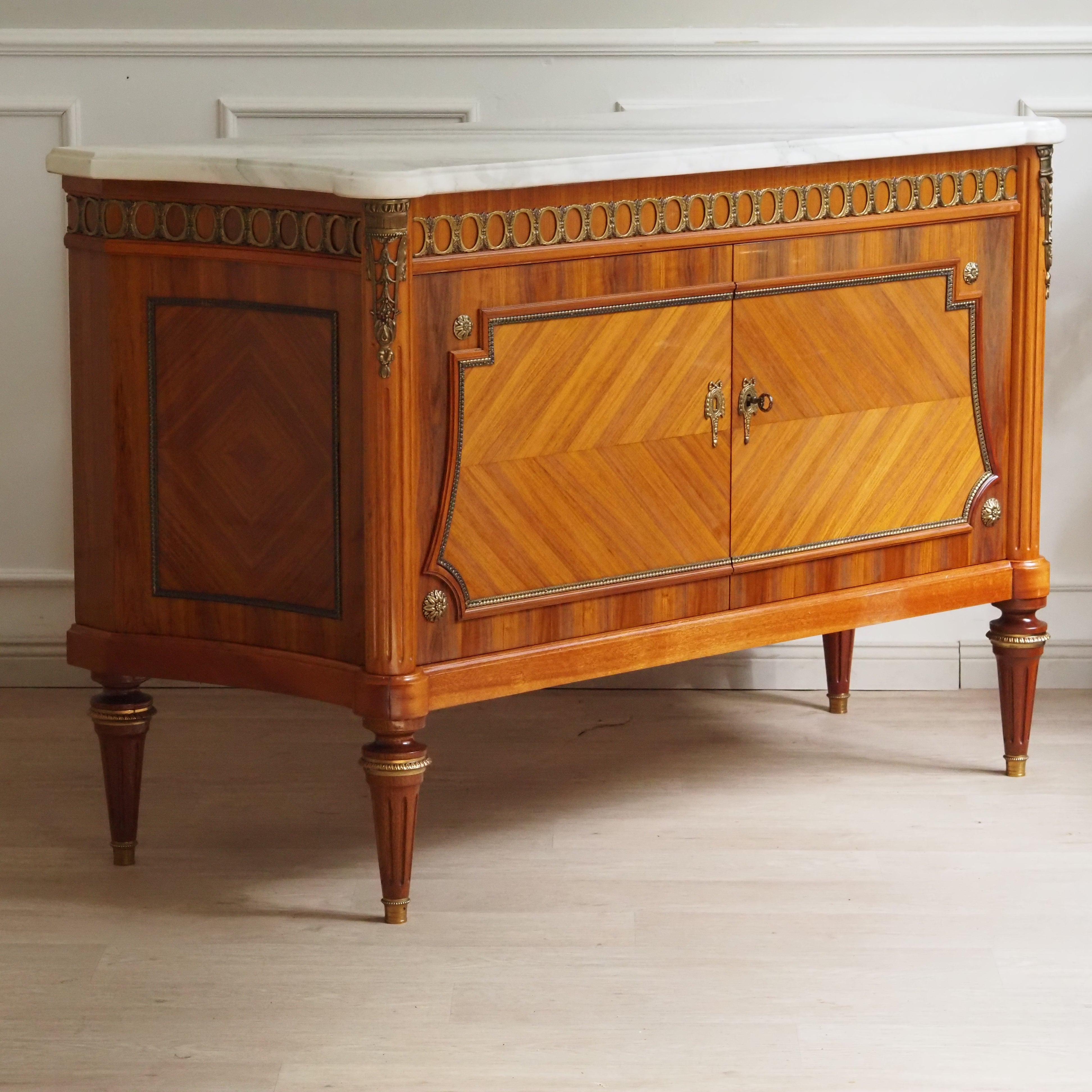 Louis-XVI Sideboard mit Marmorplatte – Massivholz, Bronzebeschläge Kommode