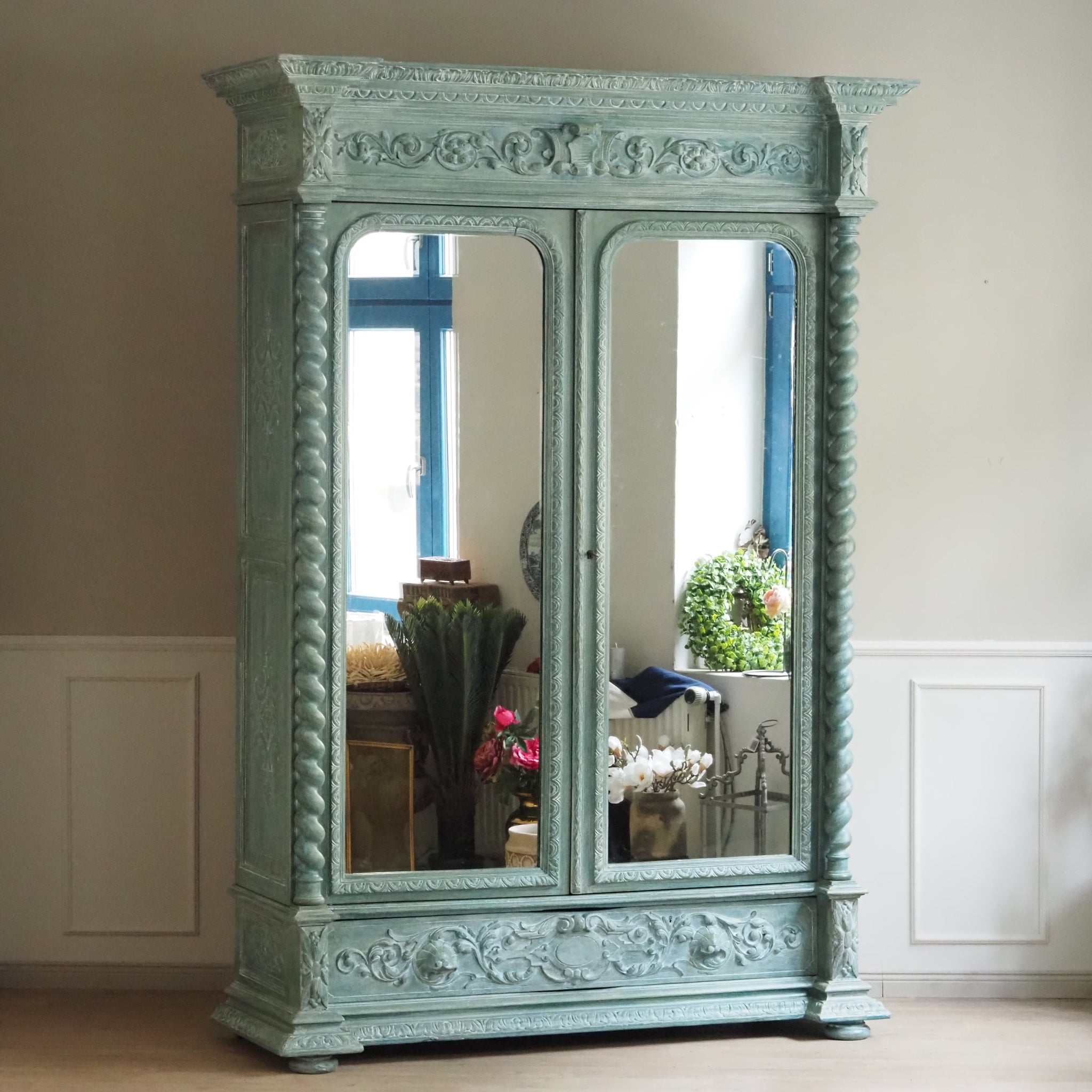 Historischer Spiegelkleiderschrank aus der Gründerzeit - Antiker Schrank, patiniert